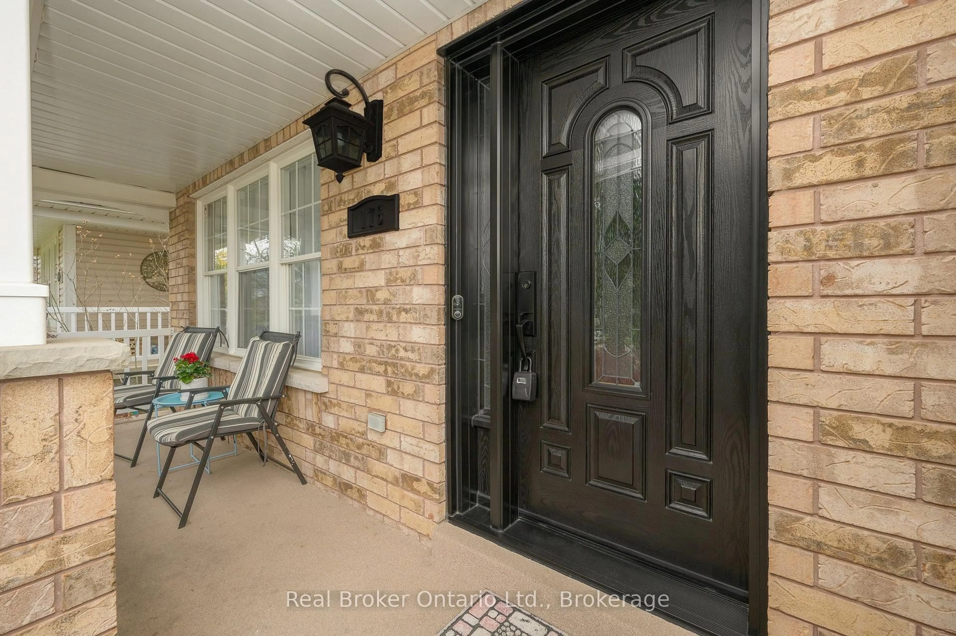 Indoor entryway for 176 Osborn Ave, Brantford Ontario N3T 6S7