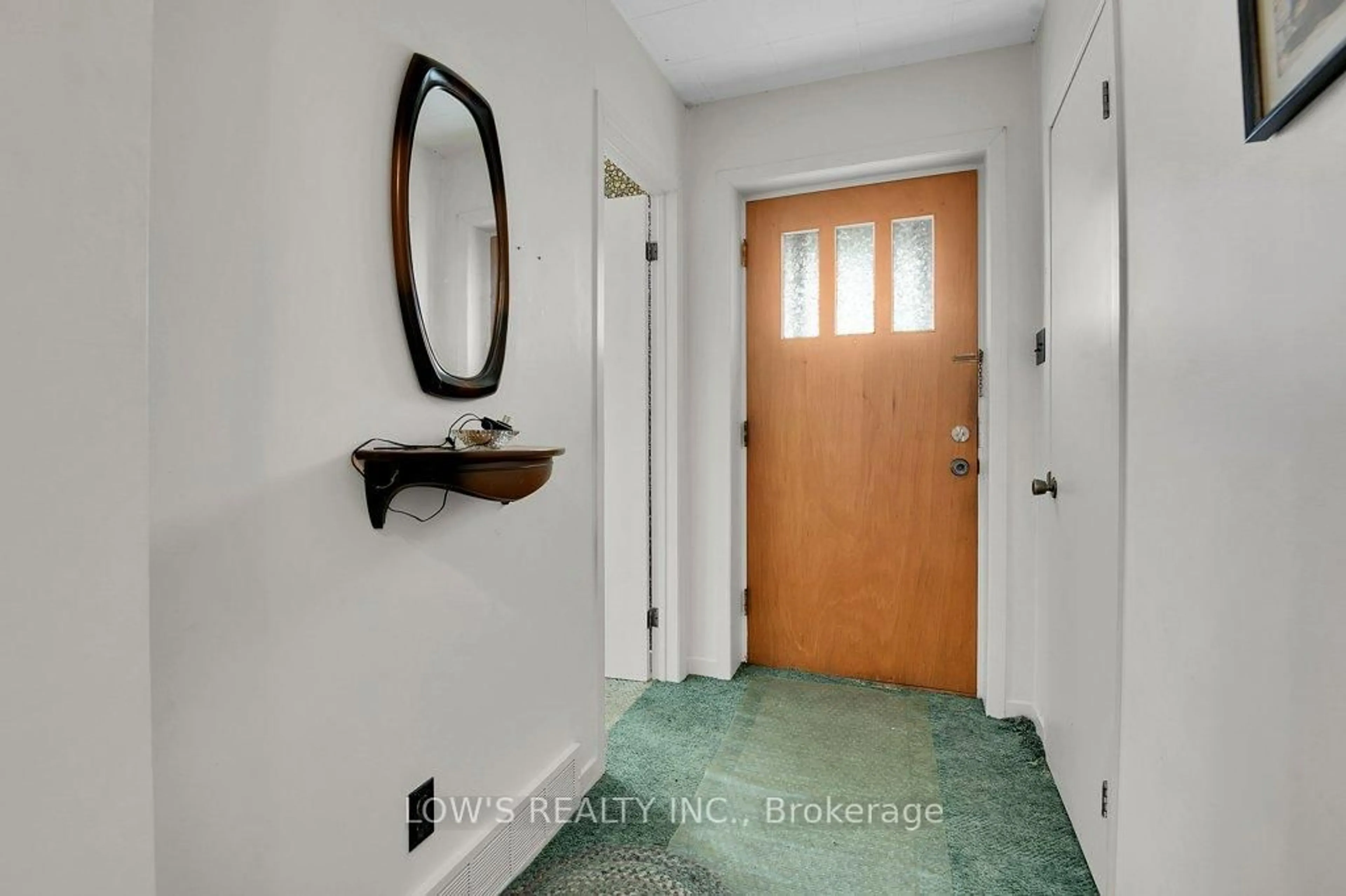 Indoor entryway for 1270 County 34 Rd, North Glengarry Ontario K0B 1E0
