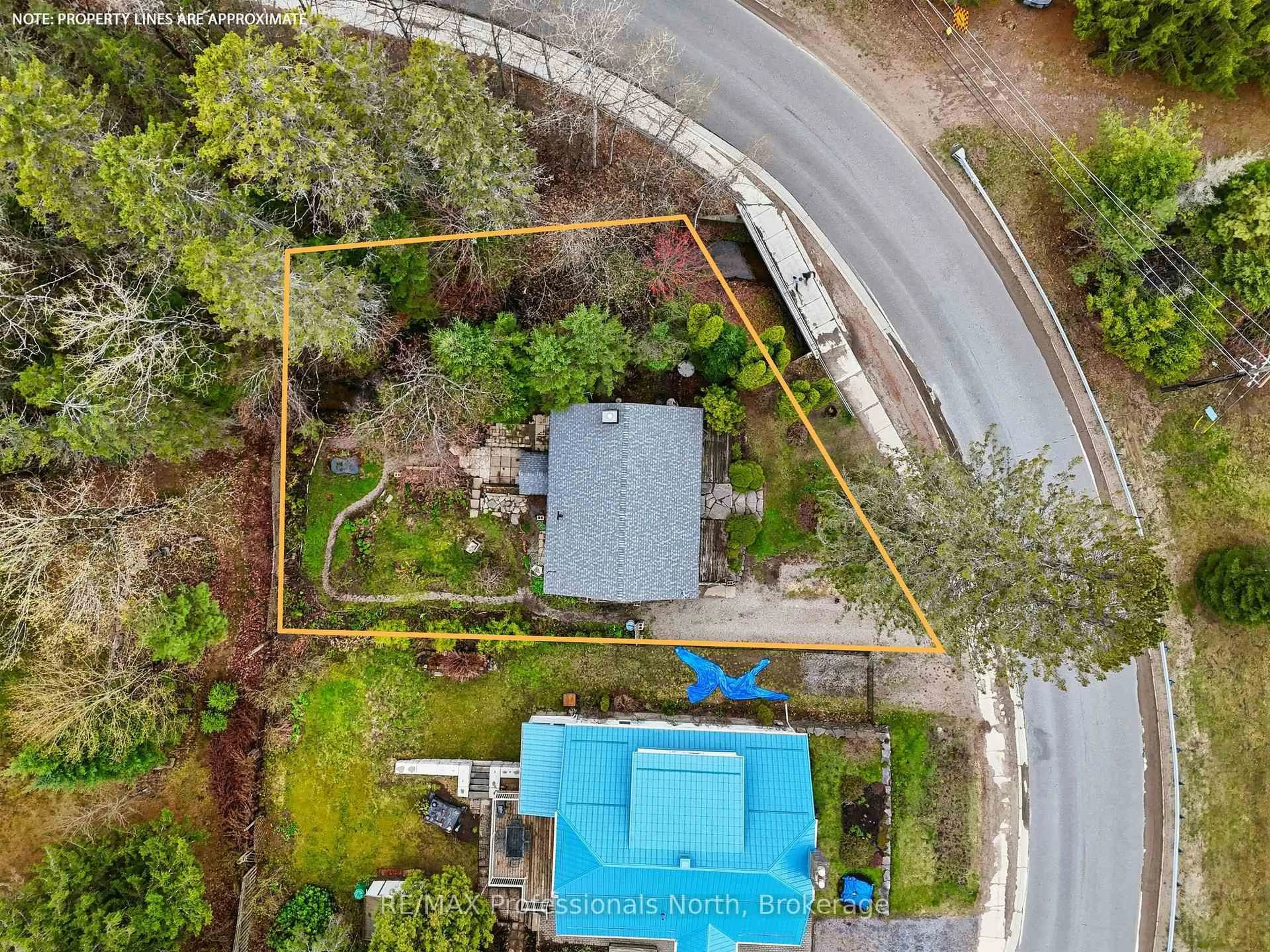 A pic from outside/outdoor area/front of a property/back of a property/a pic from drone, street for 535 Muskoka  10 Rd, Huntsville Ontario P0B 1L0