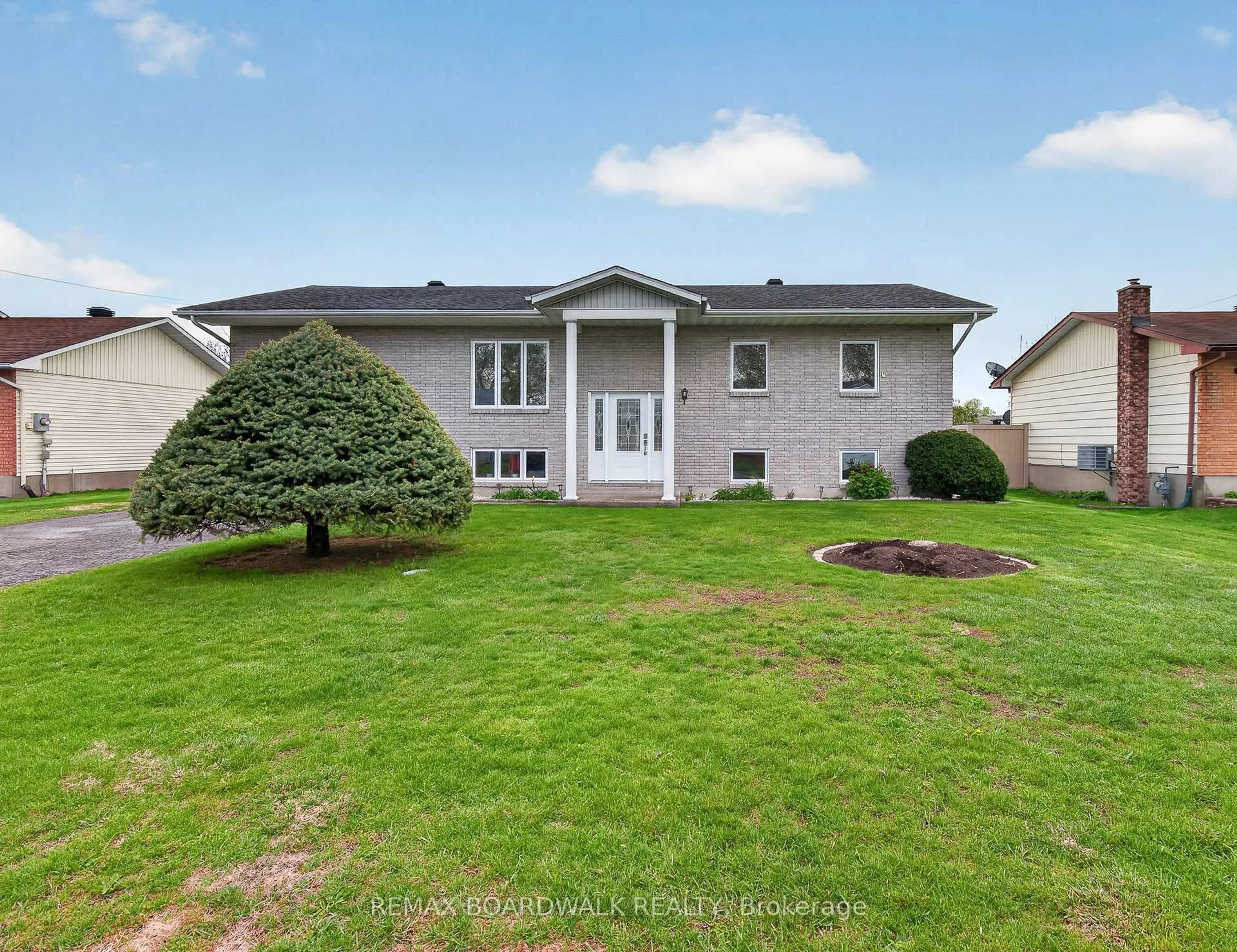 Home with vinyl exterior material, water/lake/river/ocean view for 14 Albert St, Casselman Ontario K0A 1M0