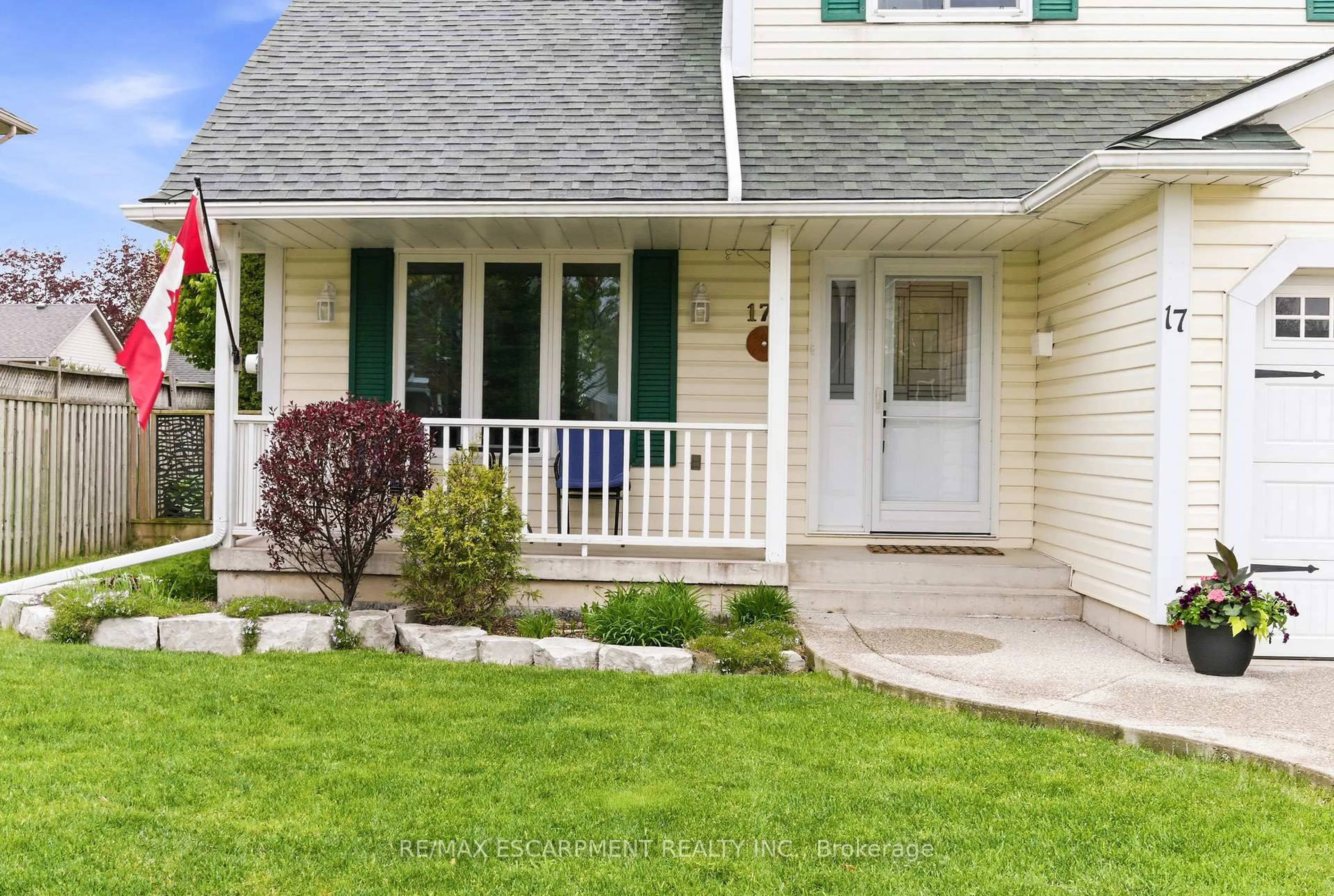 Home with vinyl exterior material, street for 17 Piper Pl, Haldimand Ontario N3W 1G9
