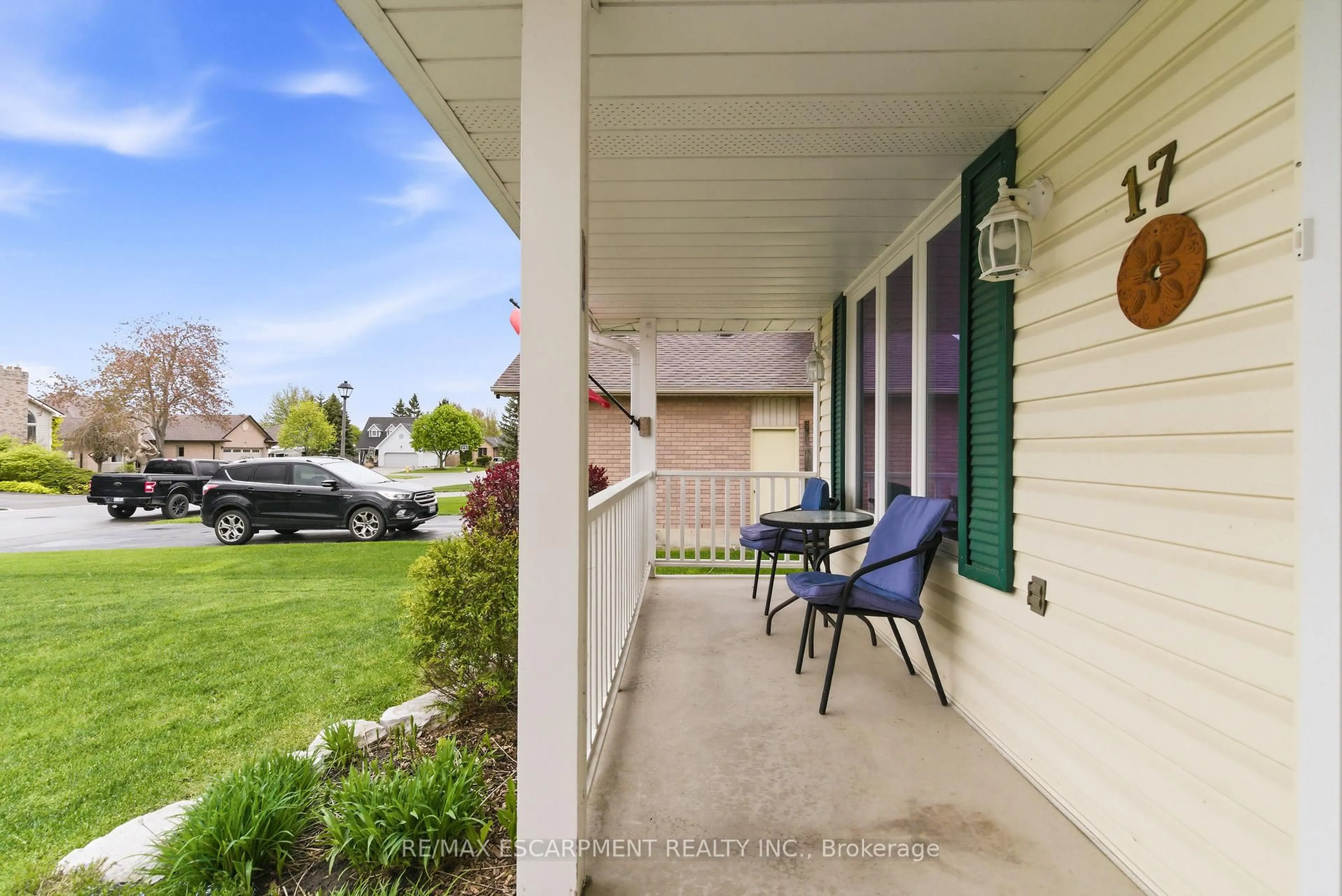 Patio, street for 17 Piper Pl, Haldimand Ontario N3W 1G9