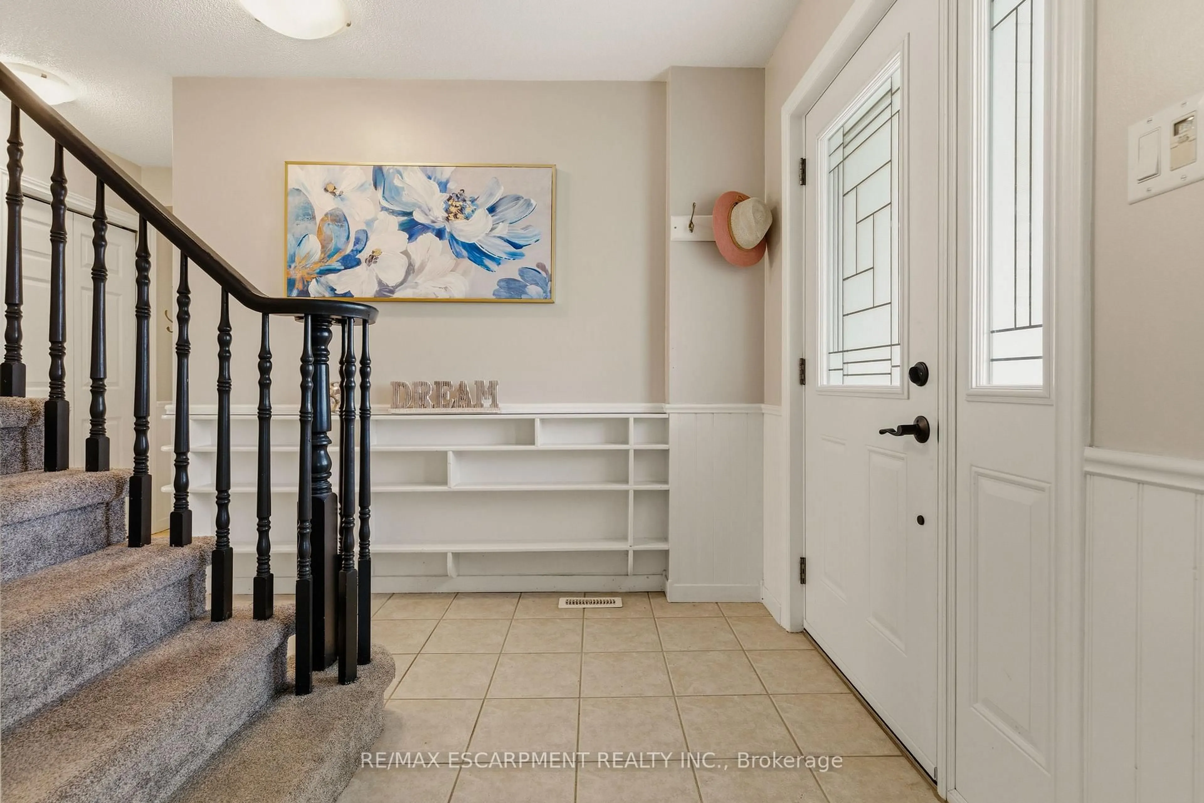 Indoor entryway for 17 Piper Pl, Haldimand Ontario N3W 1G9