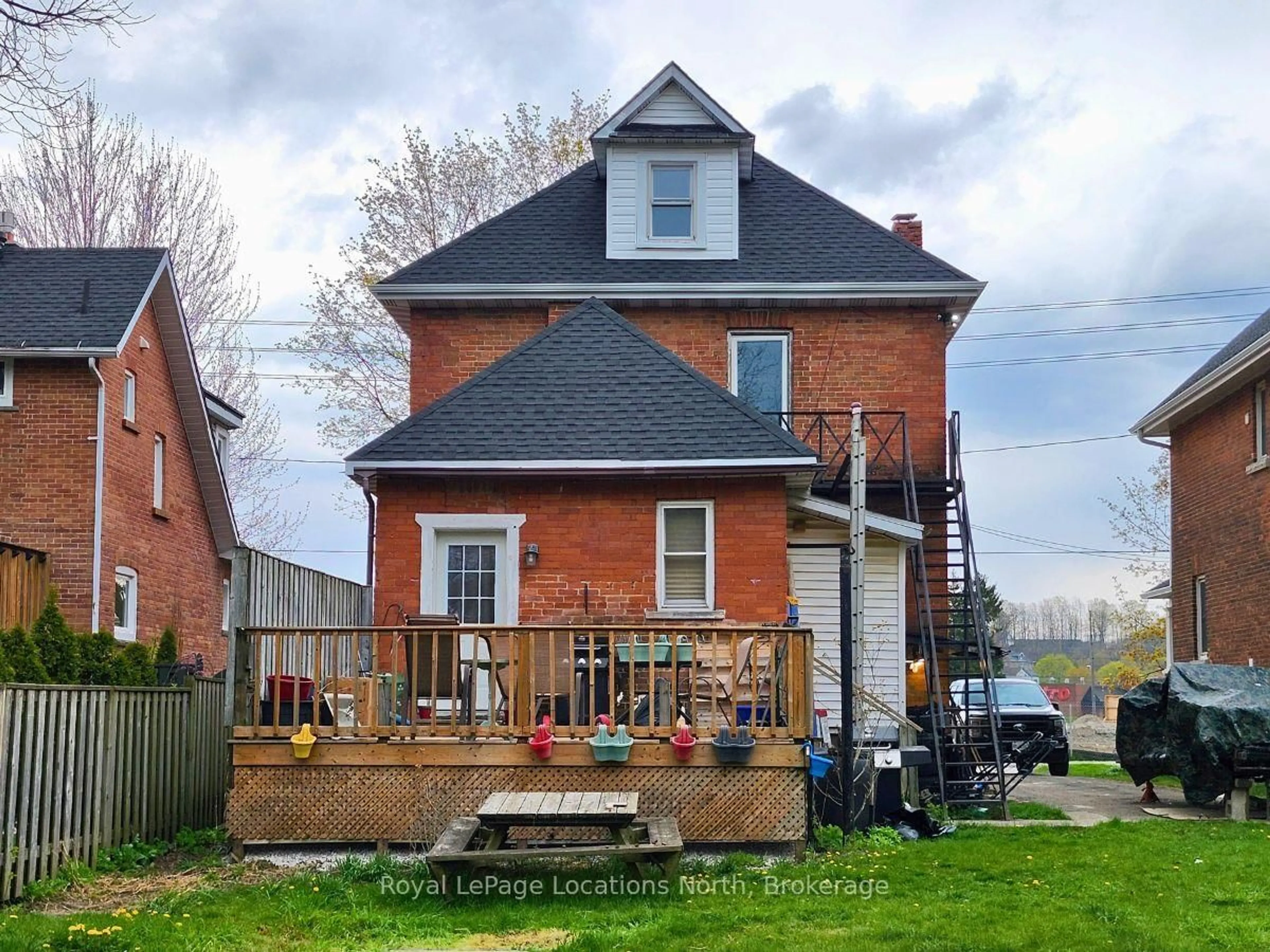 Home with brick exterior material, building for 1140 2nd Ave, Owen Sound Ontario N4K 4N2
