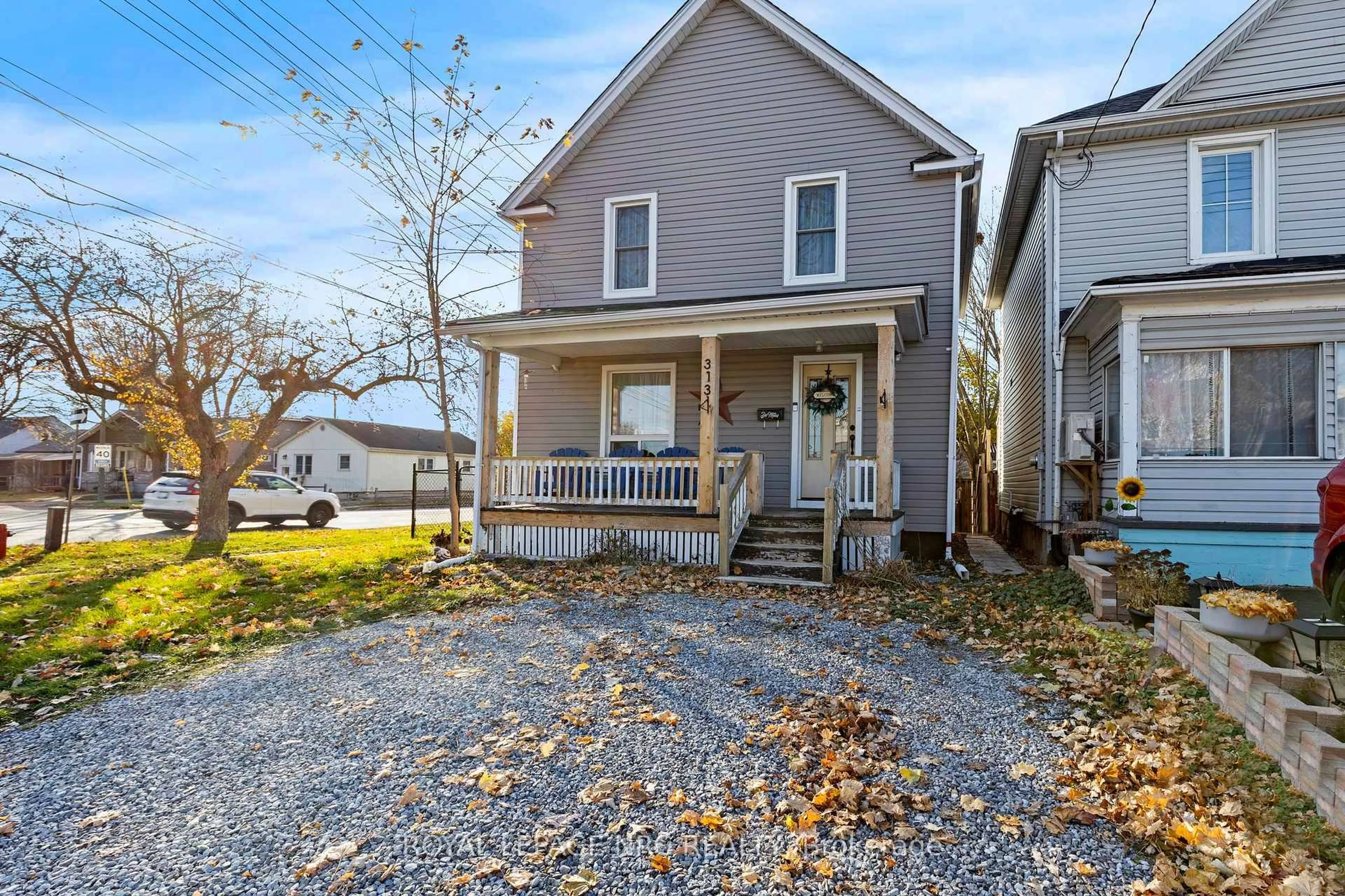 Home with vinyl exterior material, street for 313 Burgar St, Welland Ontario L3B 2T5