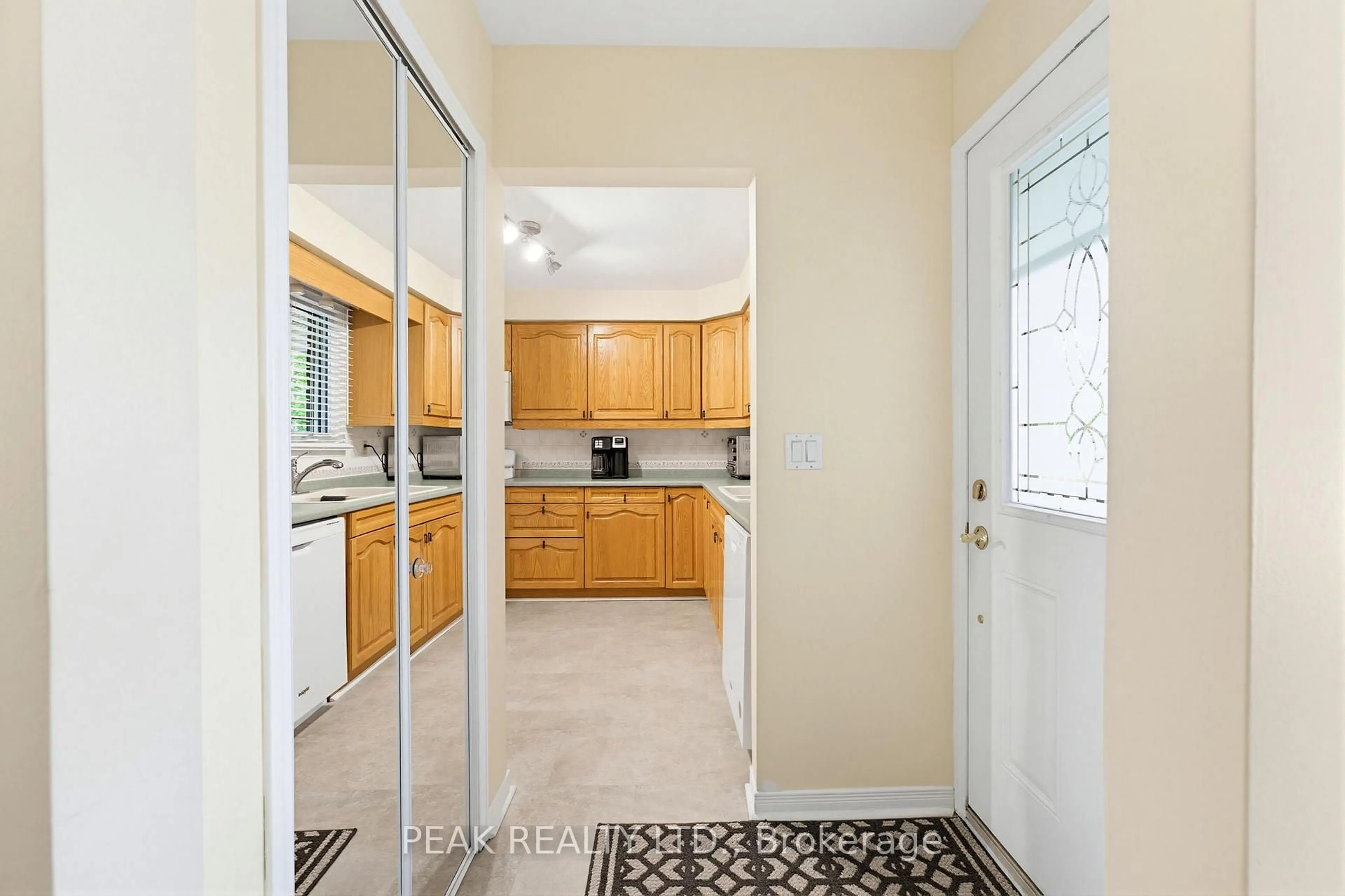 Standard kitchen, ceramic/tile floor for 28 Ridgewood Dr, Brantford Ontario N3R 1A3