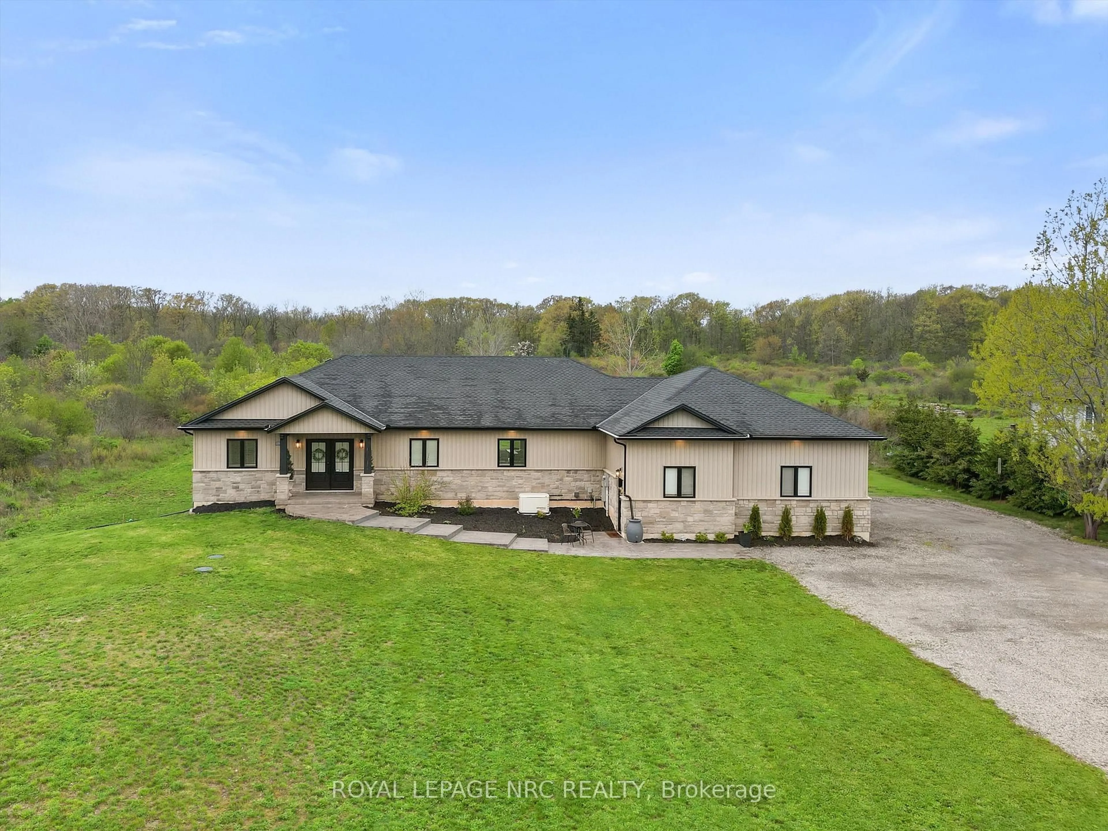 A pic from outside/outdoor area/front of a property/back of a property/a pic from drone, building for 557 Burleigh Rd, Fort Erie Ontario L0S 1N0