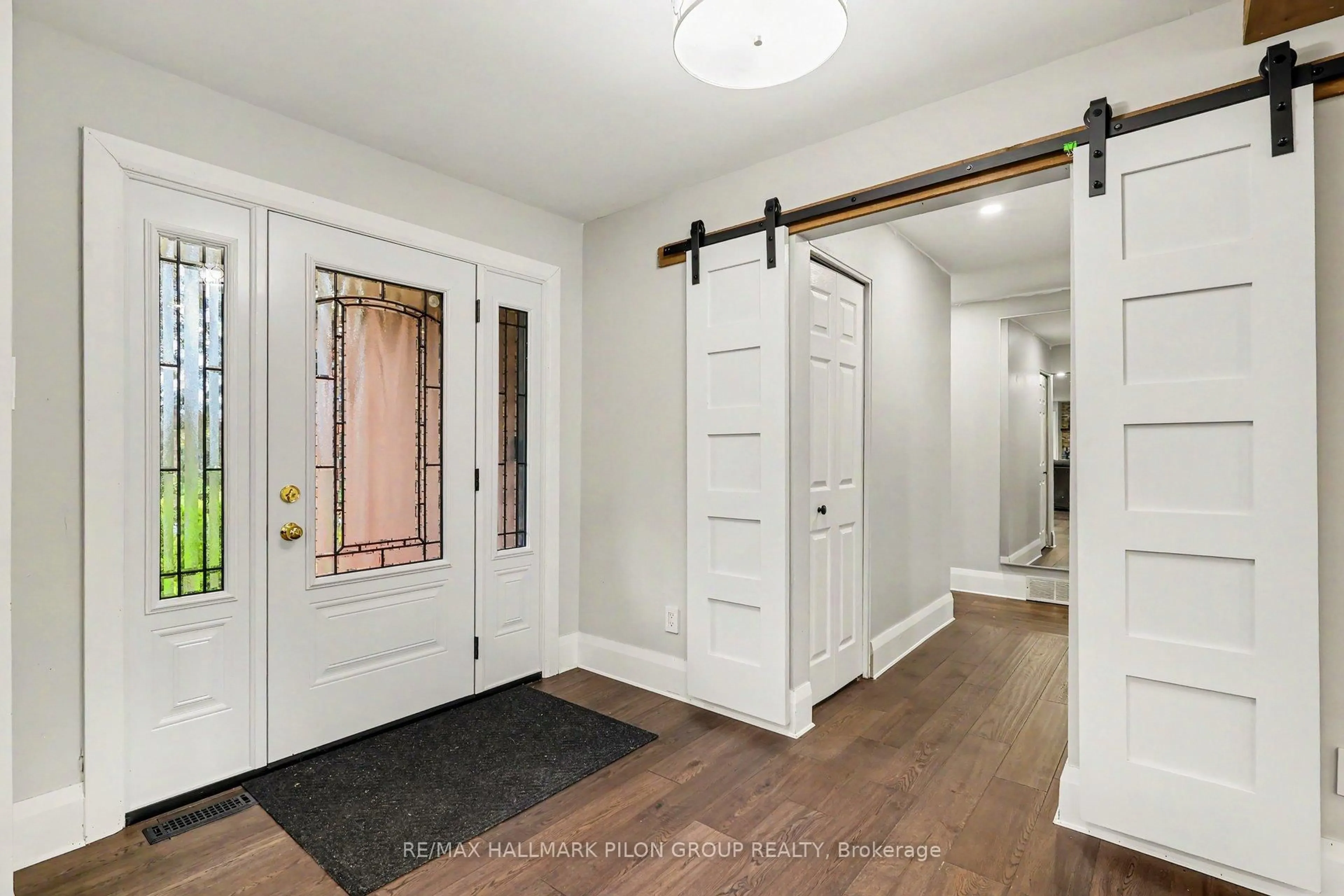 Indoor entryway for 1619 Sequoia Dr, Ottawa Ontario K4C 1C2