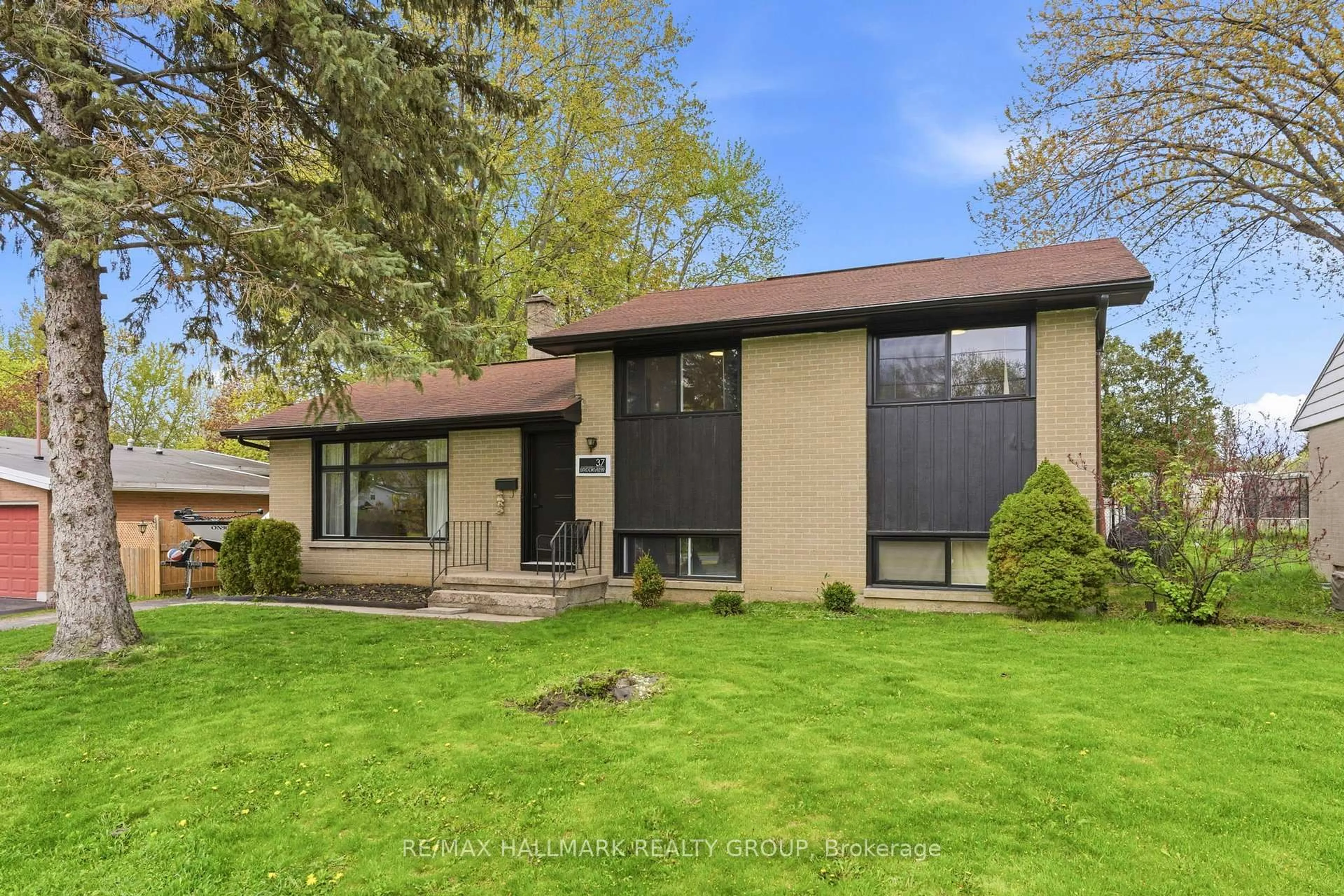 Home with vinyl exterior material, street for 37 Brookview Cres, Brockville Ontario K6V 4N9