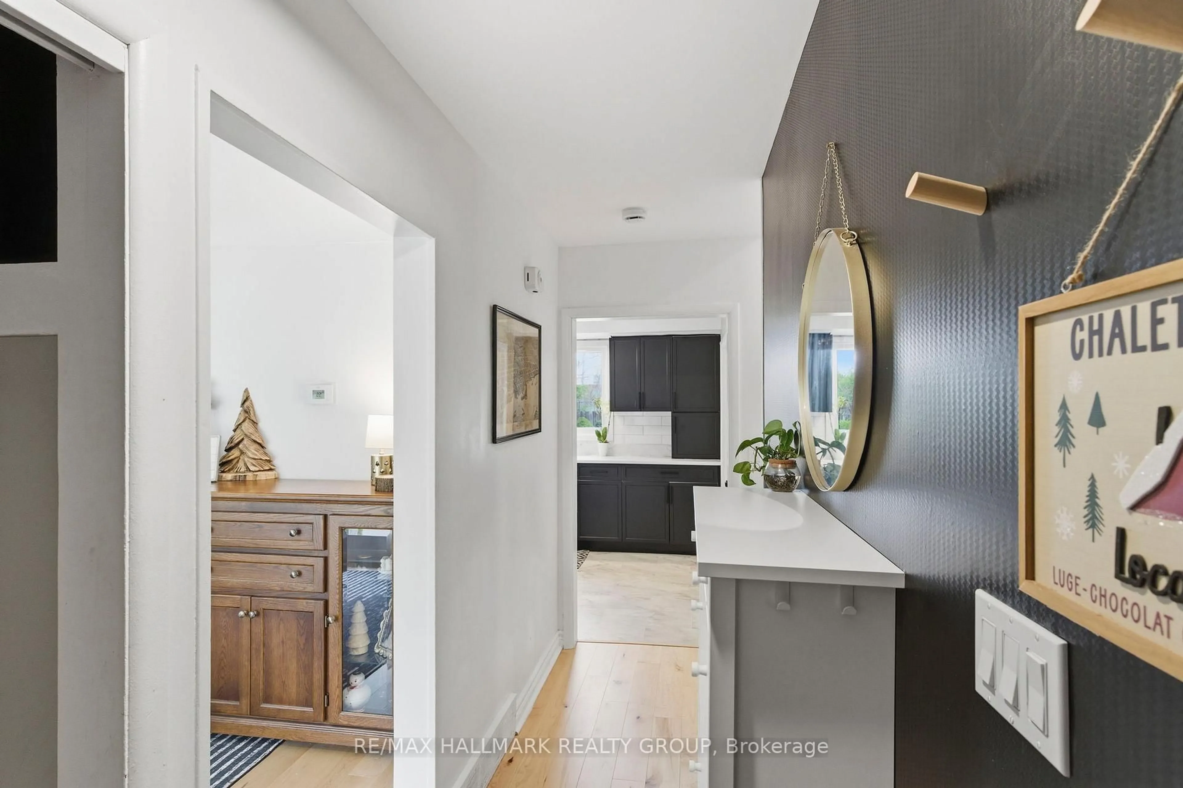 Indoor entryway for 37 Brookview Cres, Brockville Ontario K6V 4N9