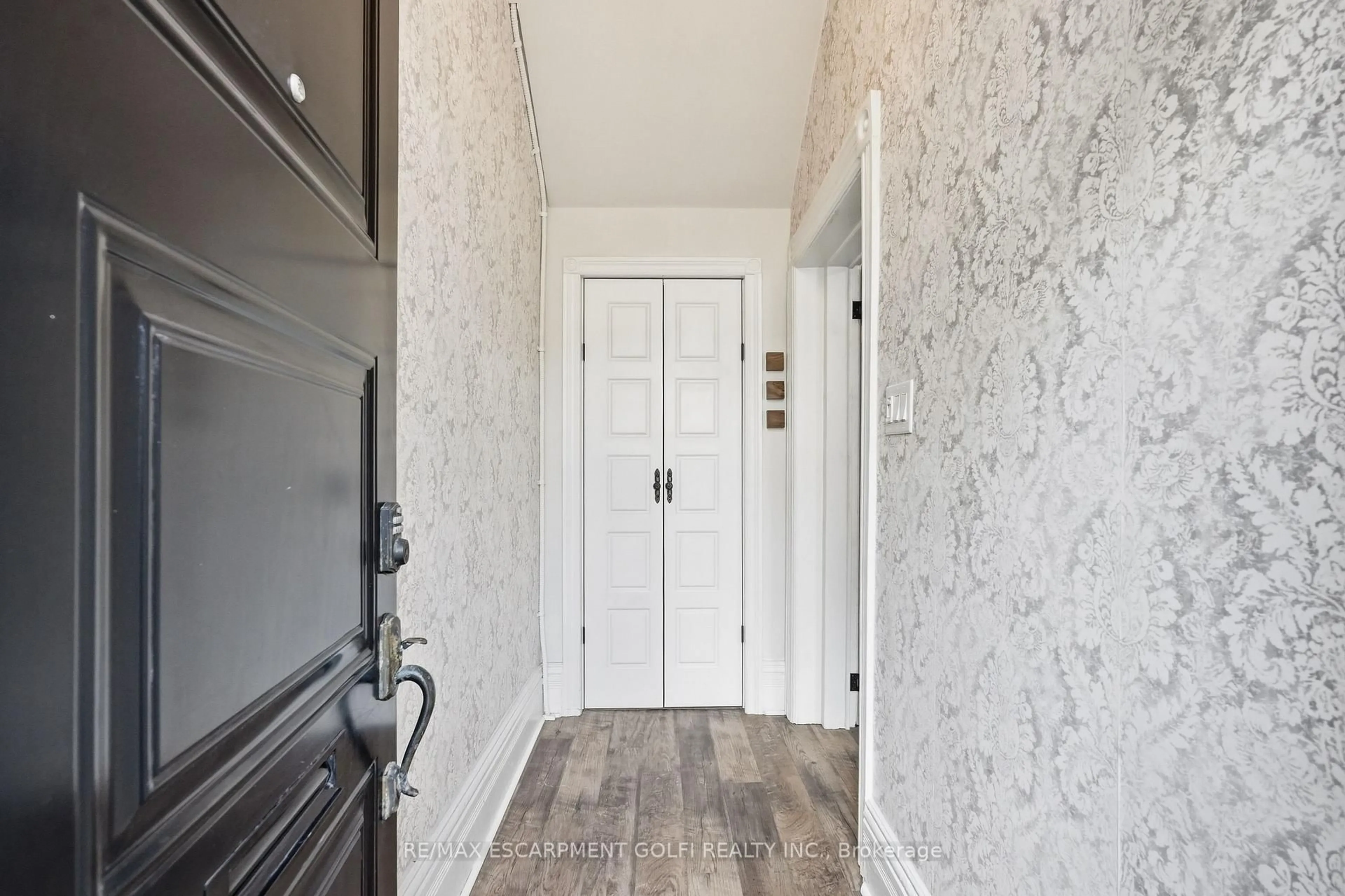 Indoor entryway for 277 Main St, Hamilton Ontario L8P 1J7
