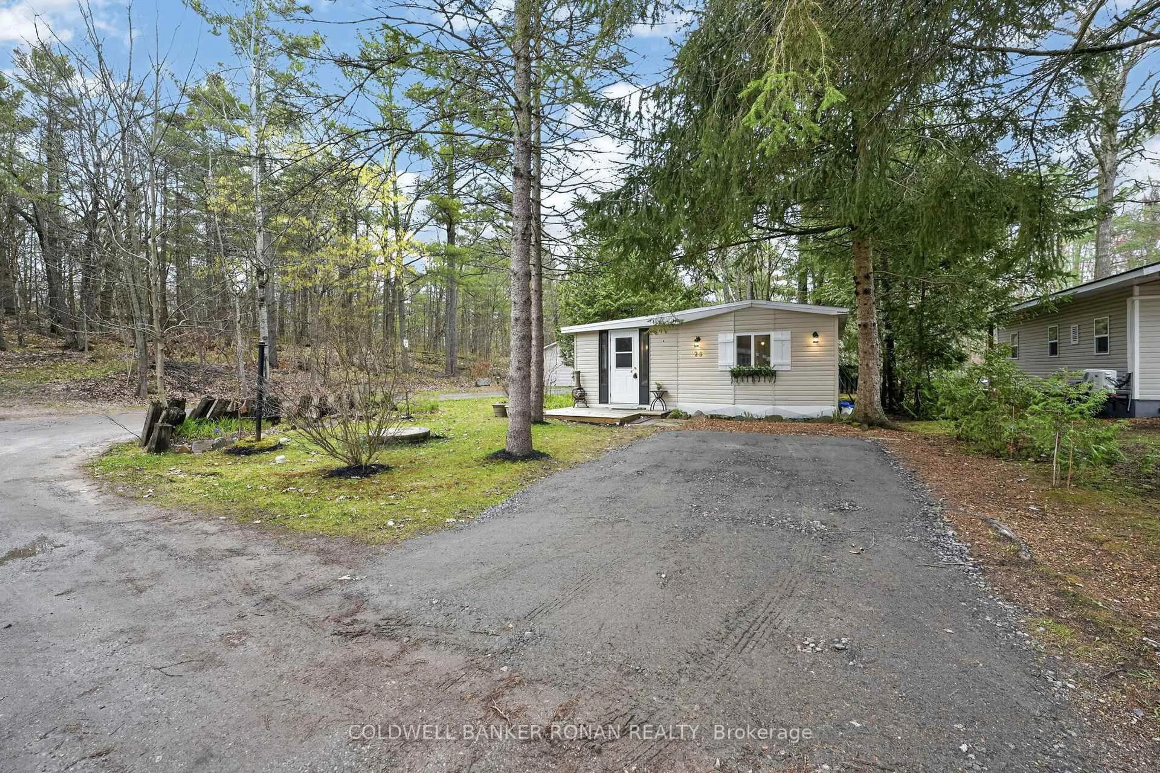 A pic from outside/outdoor area/front of a property/back of a property/a pic from drone, unknown for 1007 Racoon Rd #23, Gravenhurst Ontario P1P 0C5
