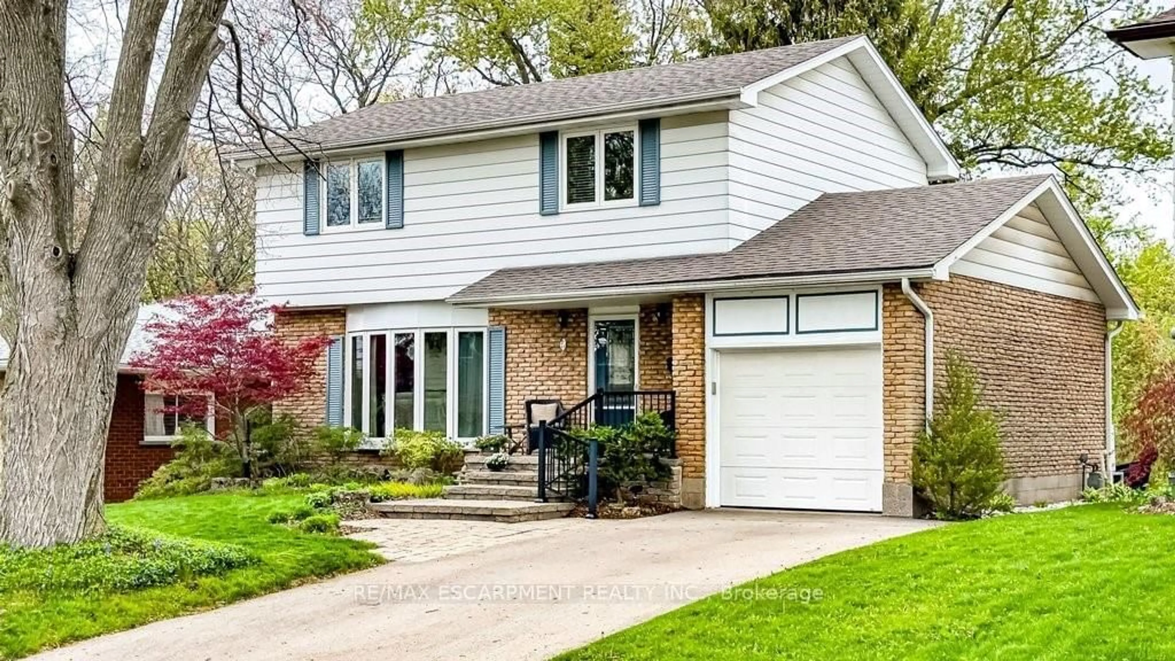 Home with vinyl exterior material, street for 19 Chateau Crt, Hamilton Ontario L9C 5P3