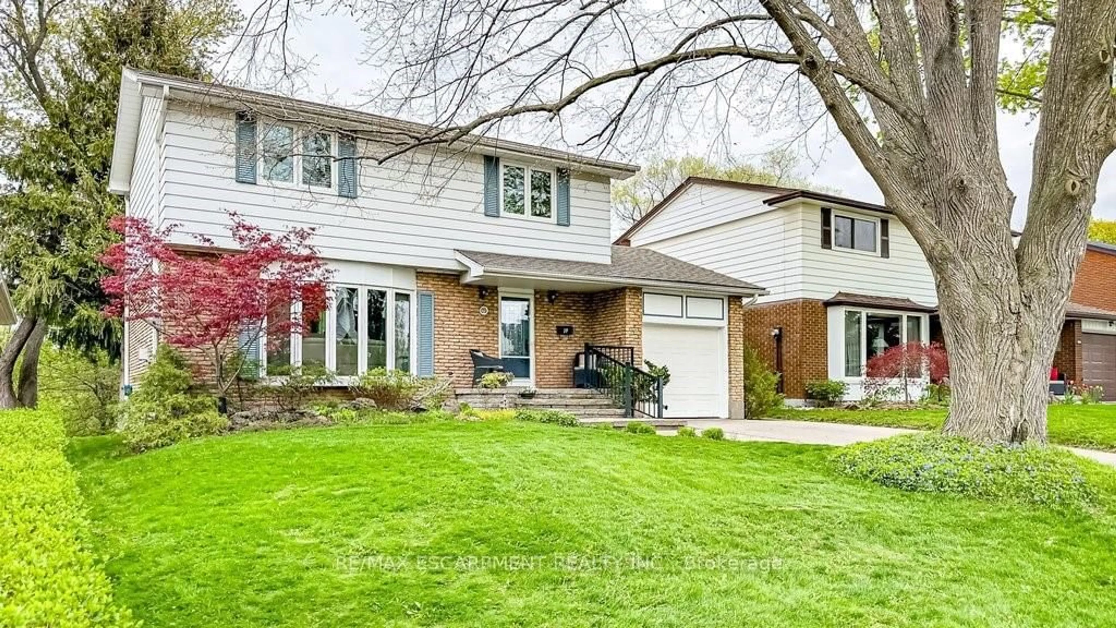 Home with brick exterior material, street for 19 Chateau Crt, Hamilton Ontario L9C 5P3