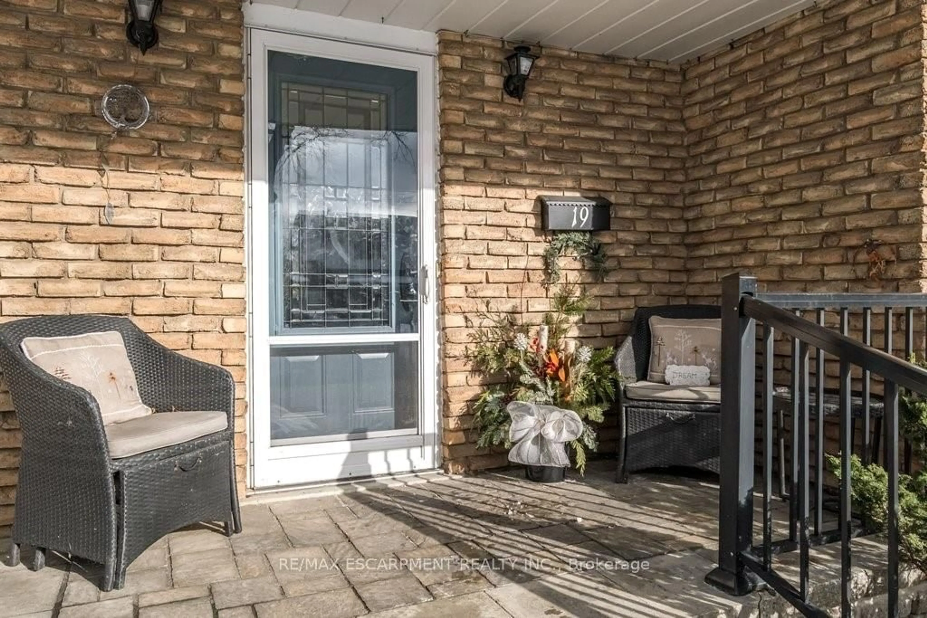 Unknown for 19 Chateau Crt, Hamilton Ontario L9C 5P3