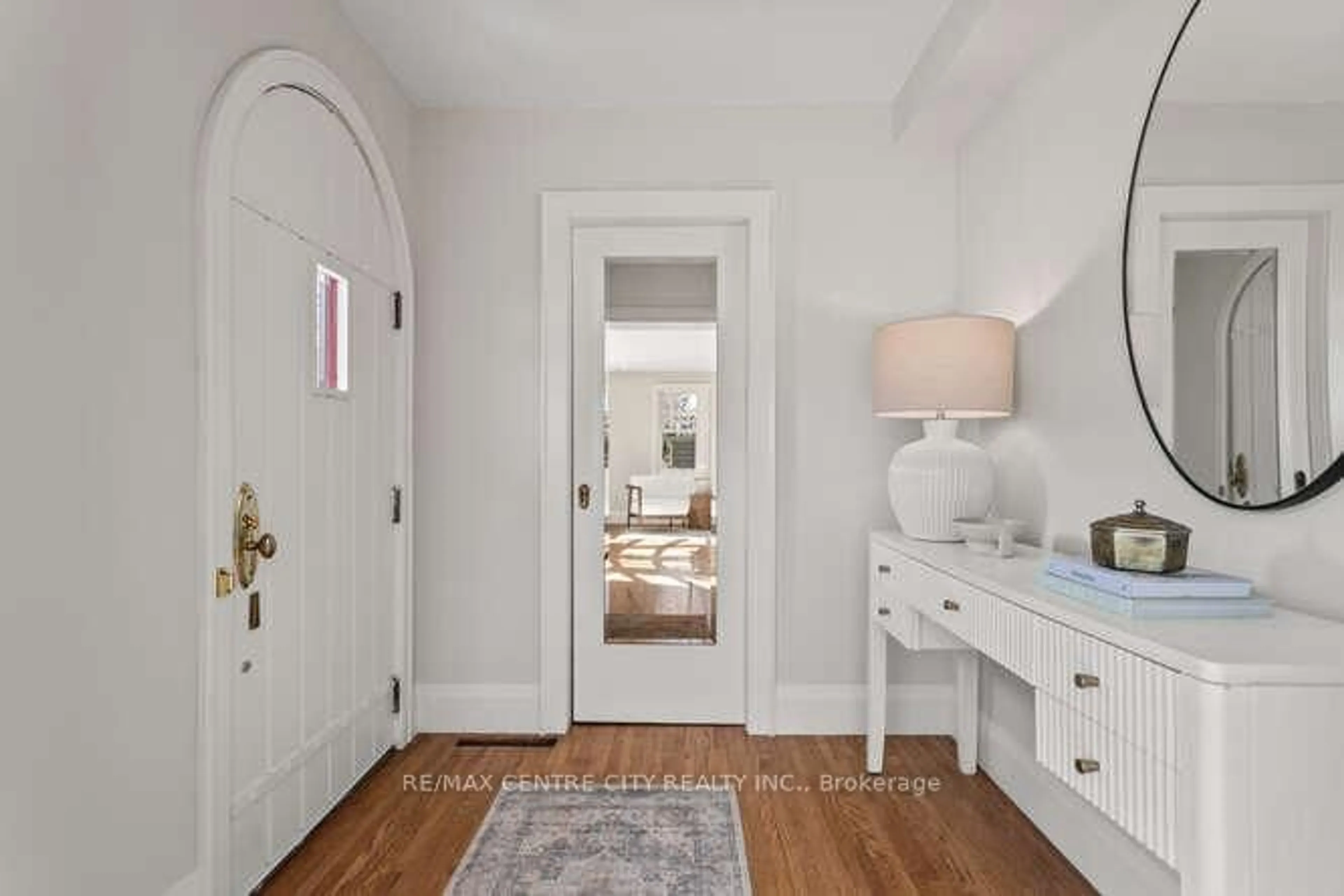 Indoor entryway for 396 Victoria St, London East Ontario N5Y 4A9