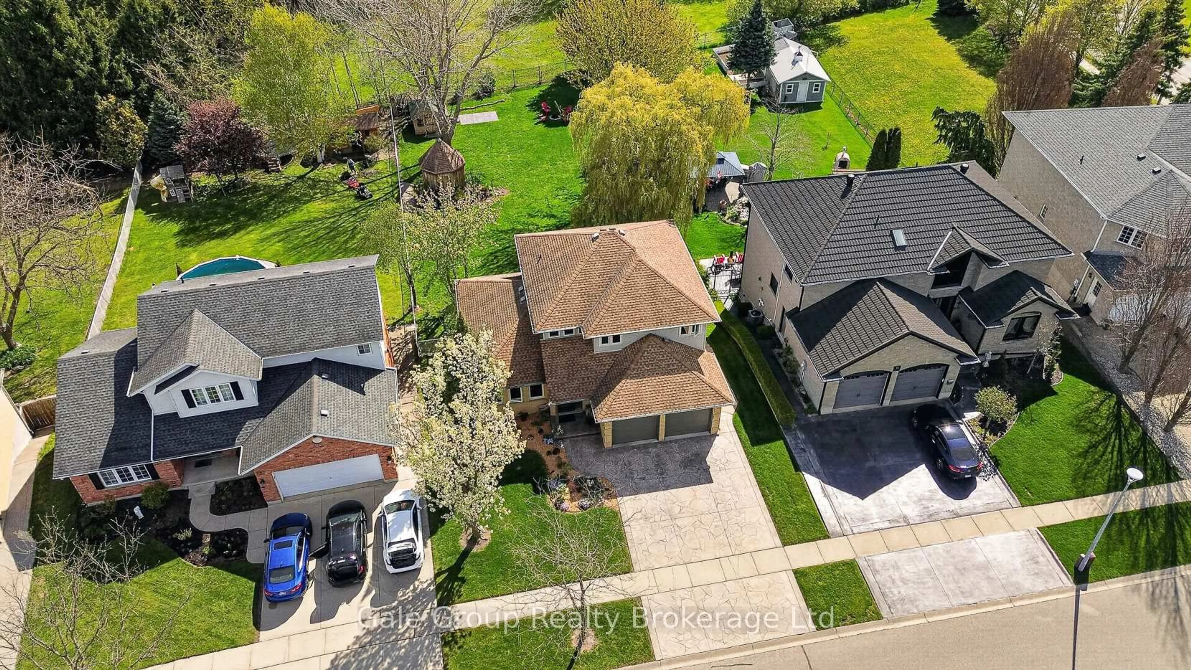 A pic from outside/outdoor area/front of a property/back of a property/a pic from drone, street for 89 Lindsay Rd, Woodstock Ontario N4V 1A8