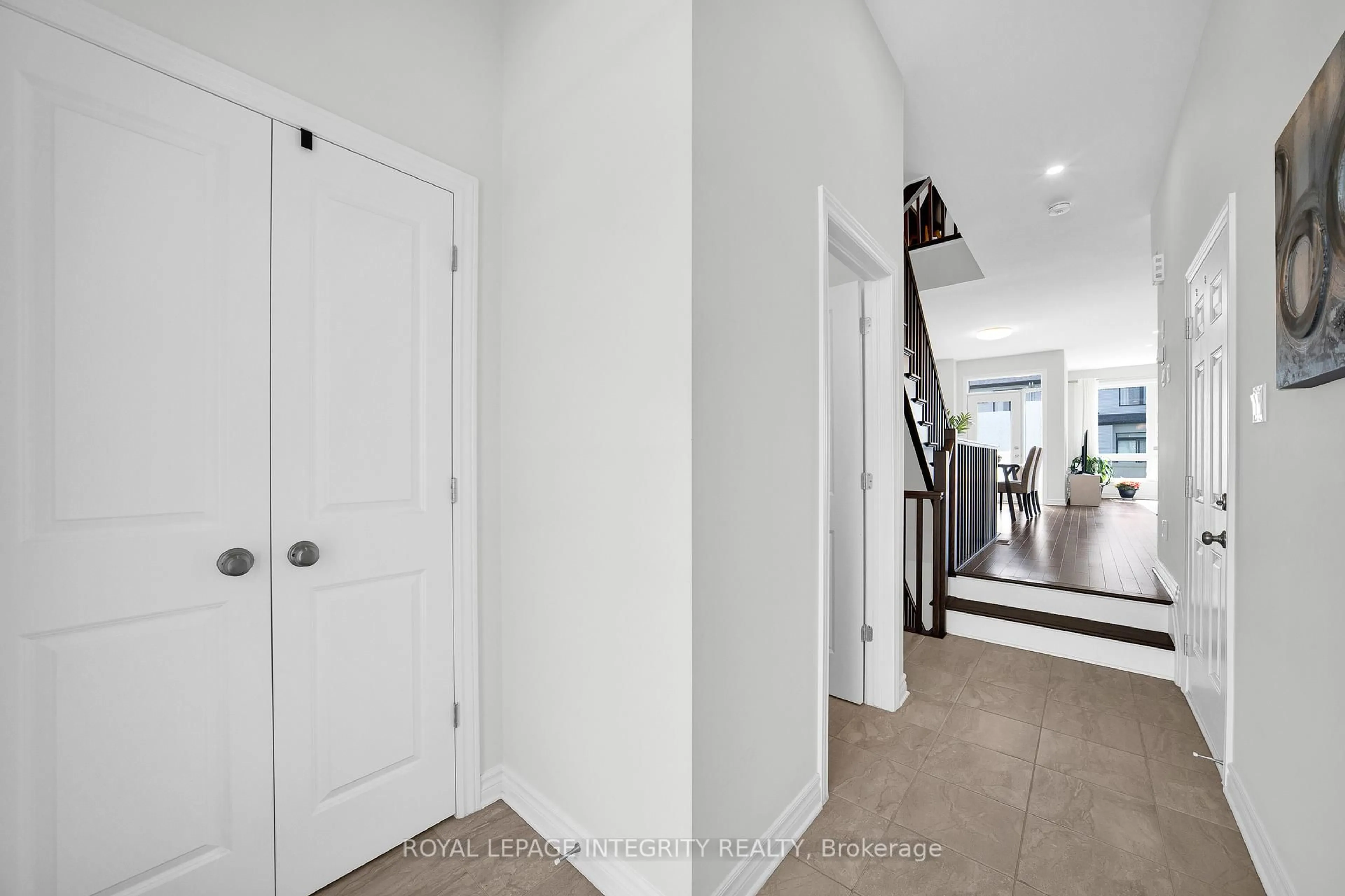 Indoor entryway for 353 Cornice St, Ottawa Ontario K1W 0P8