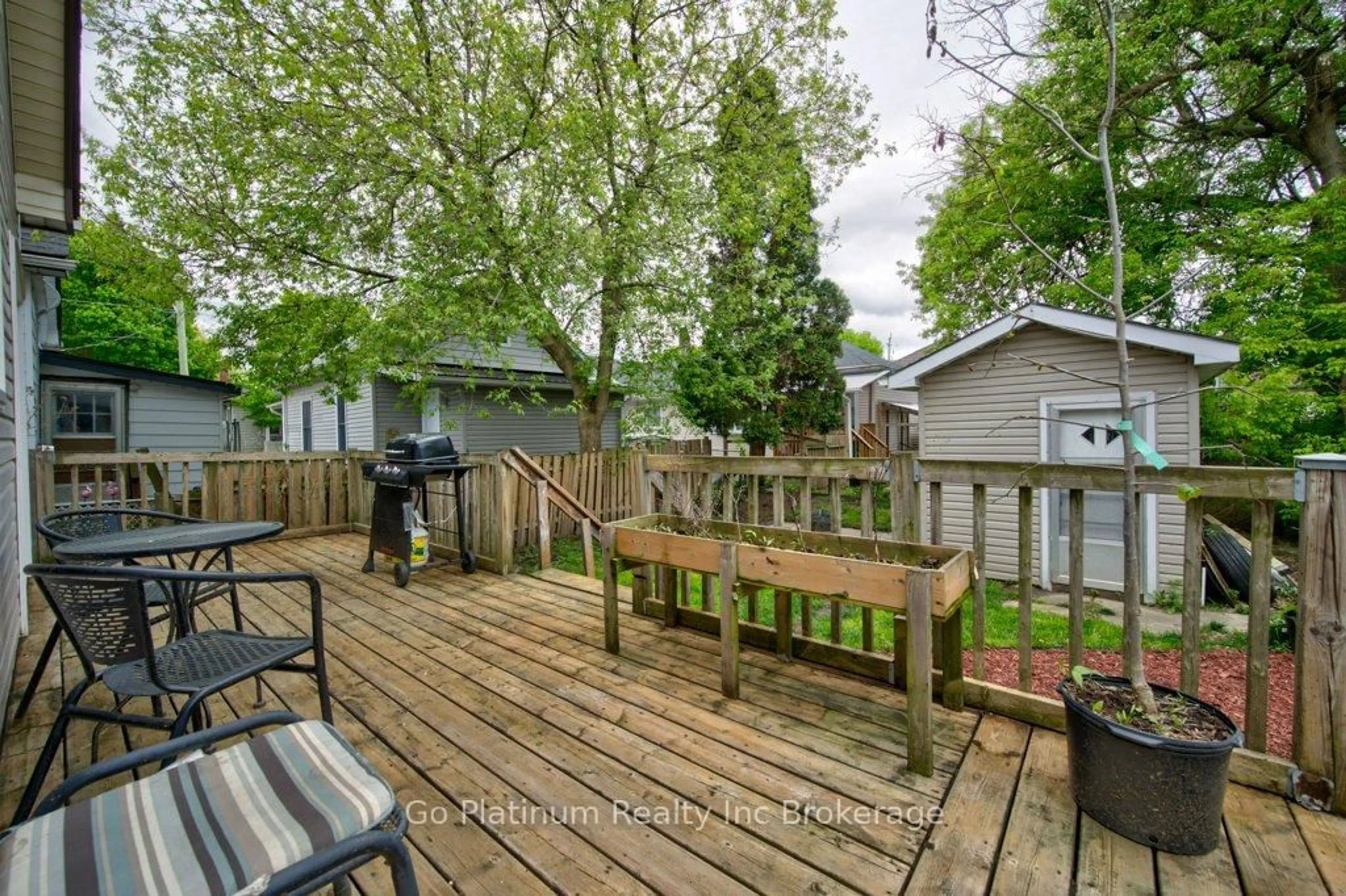 Patio, street for 9 Sydenham St, Woodstock Ontario N4S 7B3