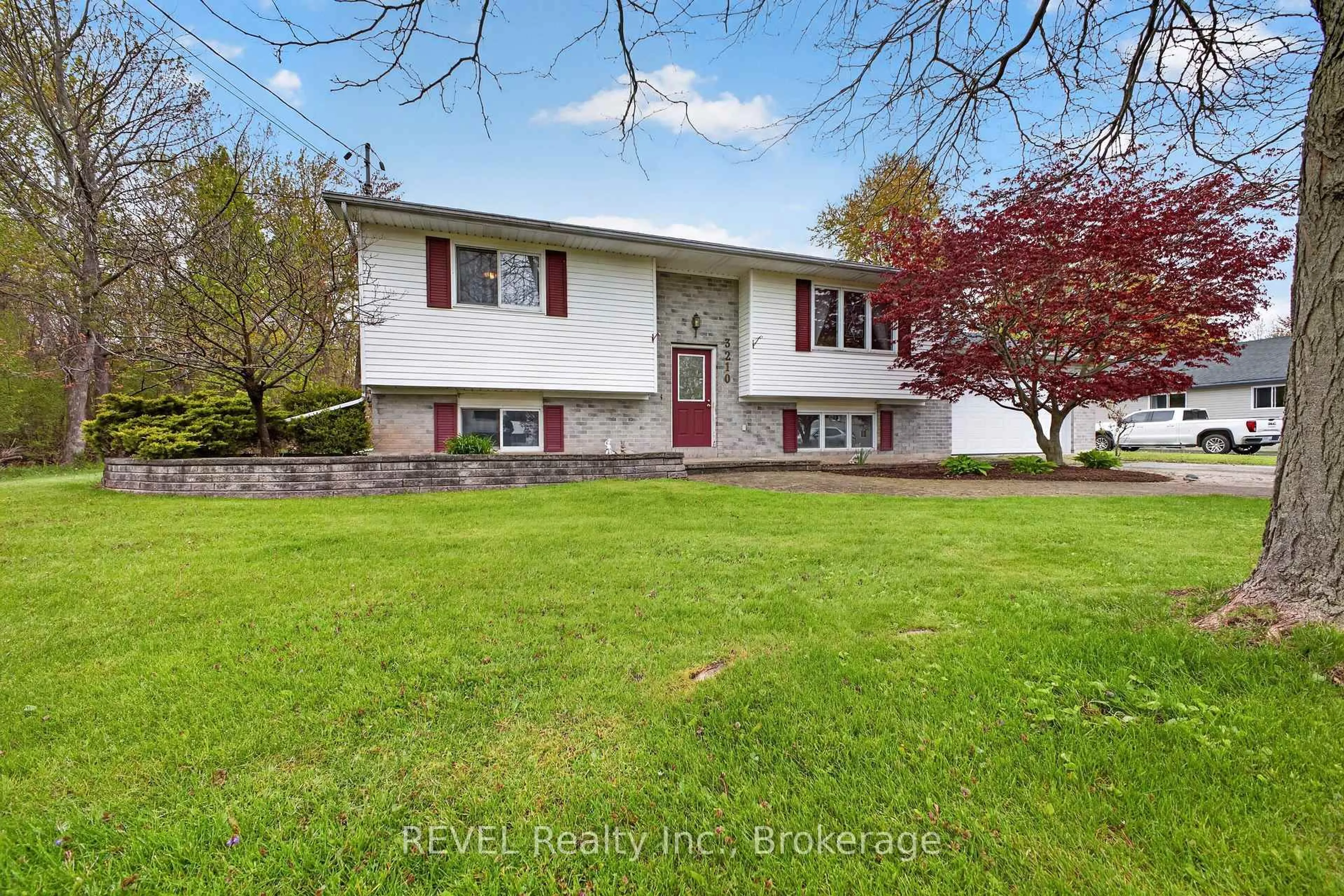 A pic from outside/outdoor area/front of a property/back of a property/a pic from drone, unknown for 3210 Bethune Ave, Fort Erie Ontario L0S 1N0