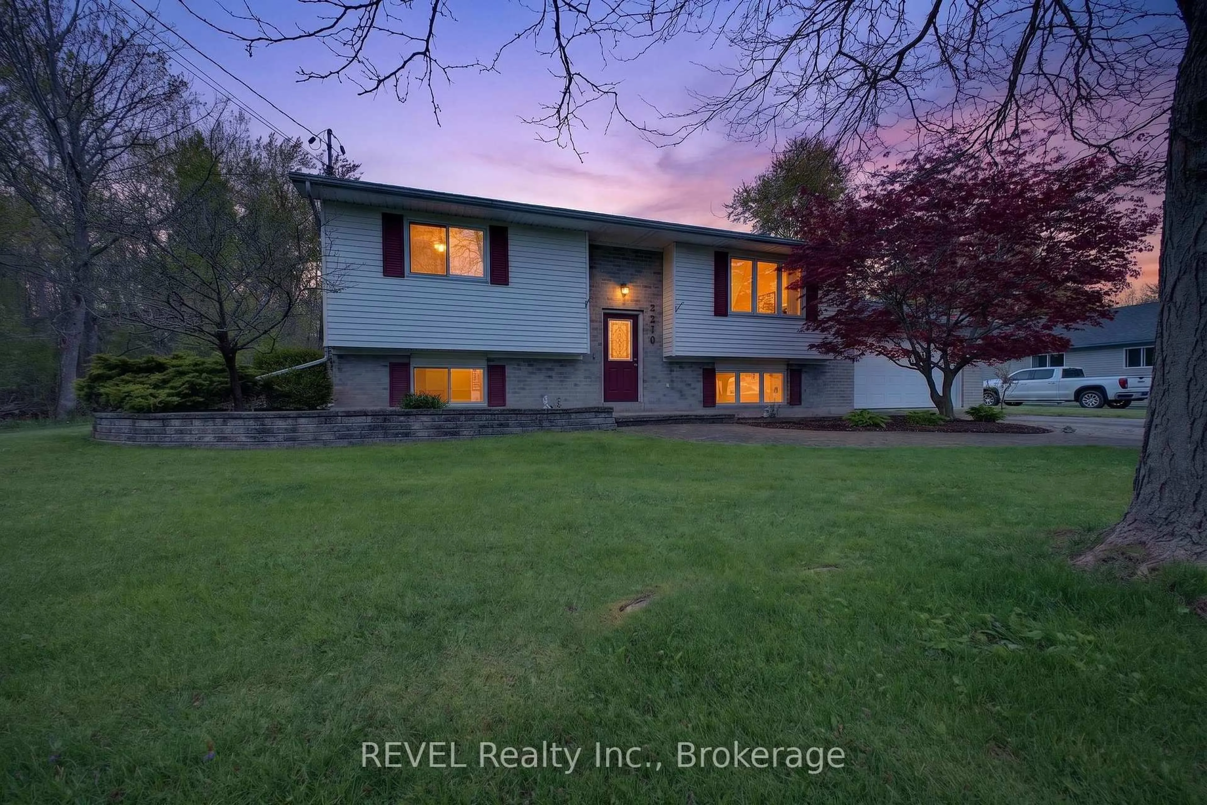 A pic from outside/outdoor area/front of a property/back of a property/a pic from drone, unknown for 3210 Bethune Ave, Fort Erie Ontario L0S 1N0