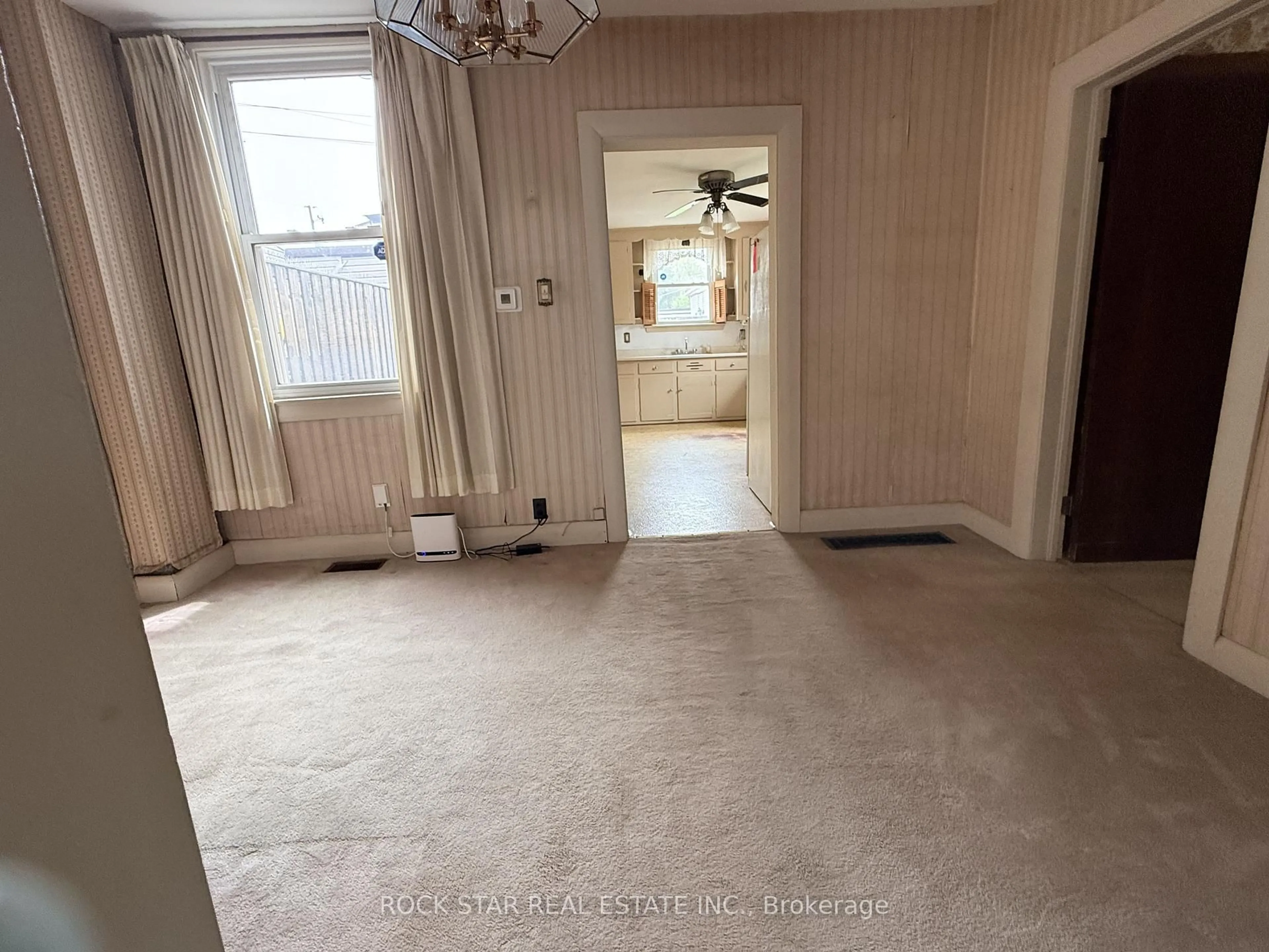A pic of a room for 358 Barton St, Hamilton Ontario L8L 2X9