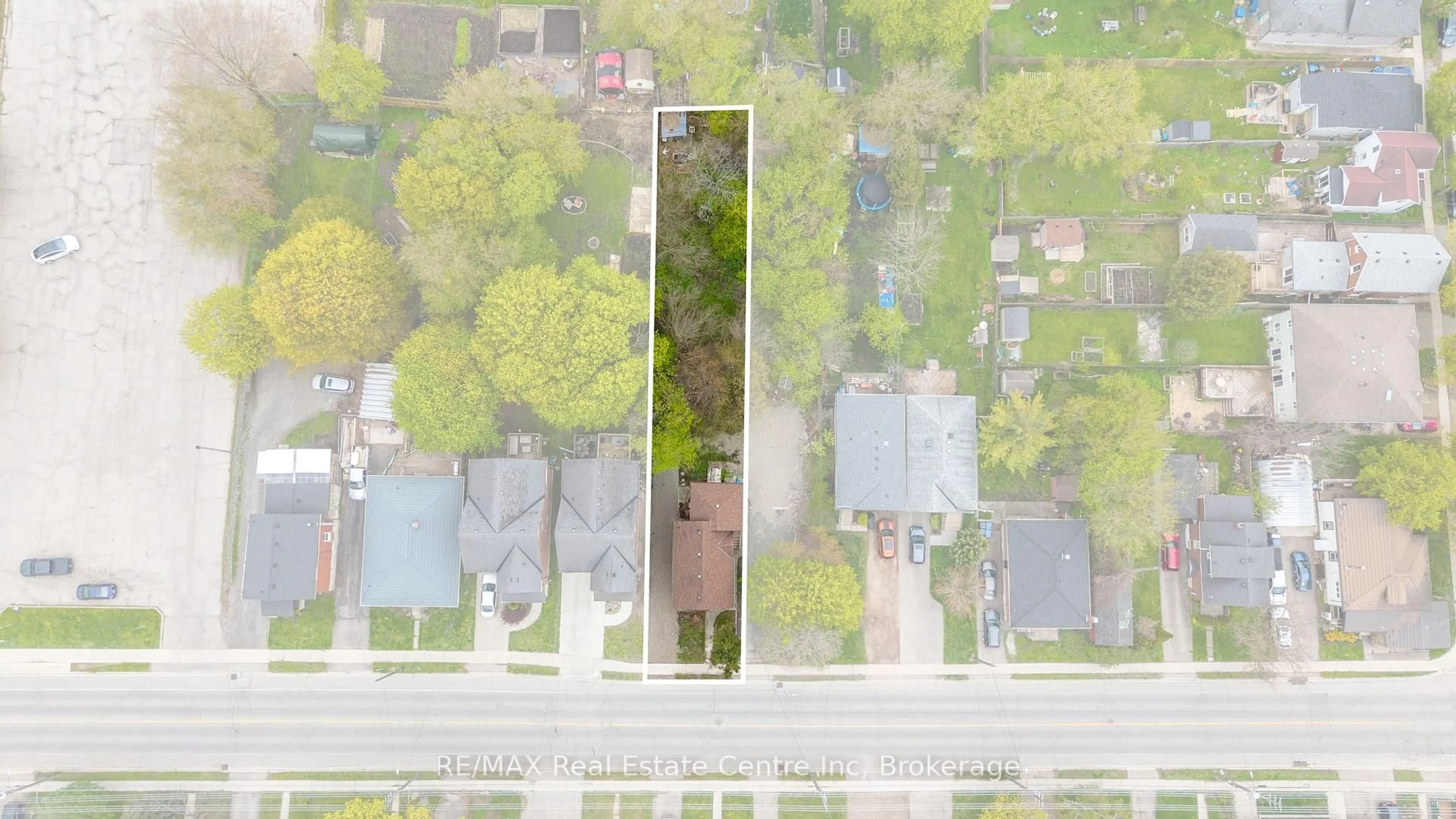 A pic from outside/outdoor area/front of a property/back of a property/a pic from drone, street for 123 Elizabeth St, Guelph Ontario N1E 2X4