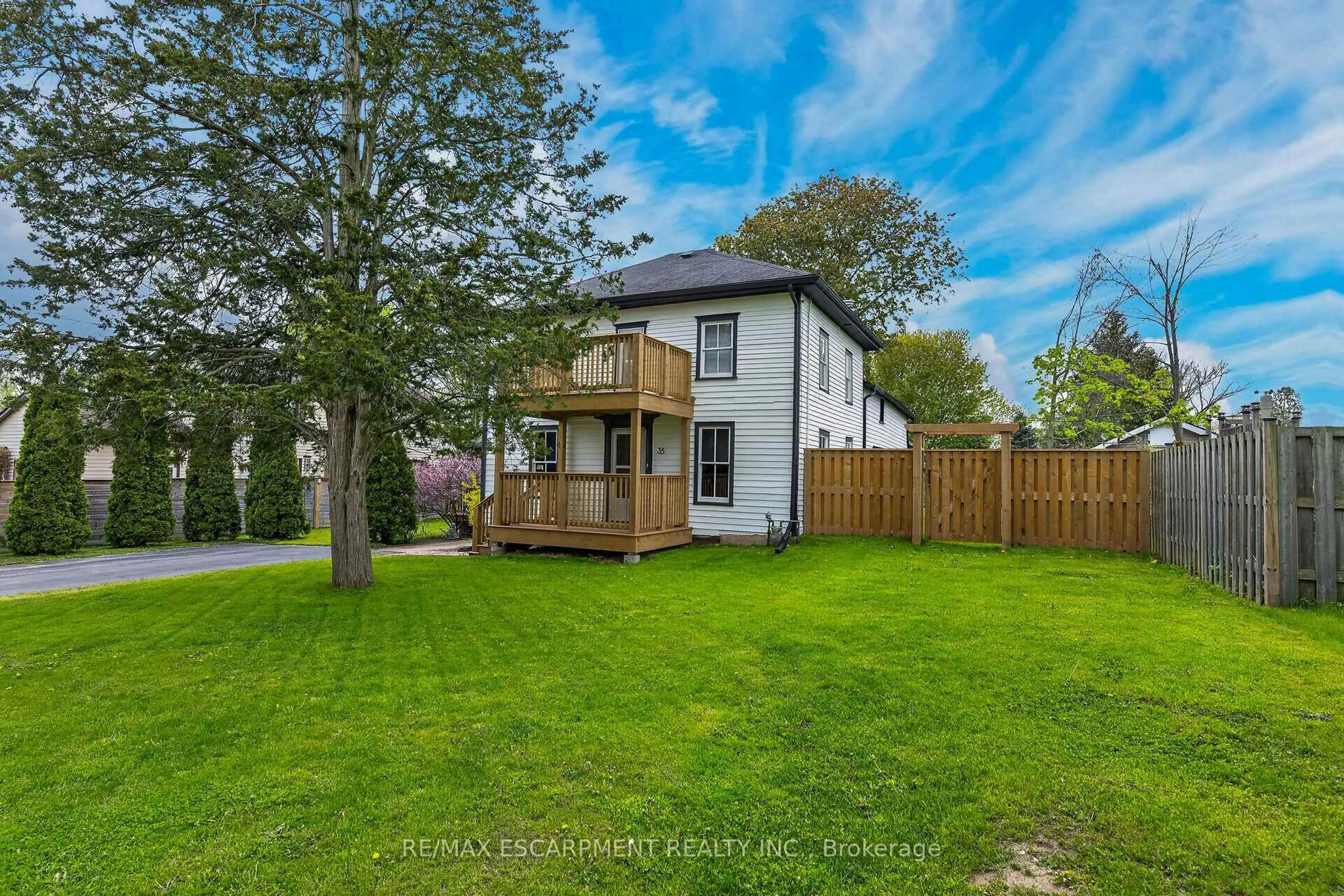 A pic from outside/outdoor area/front of a property/back of a property/a pic from drone, street for 35 OTTAWA St, Haldimand Ontario N0A 1E0