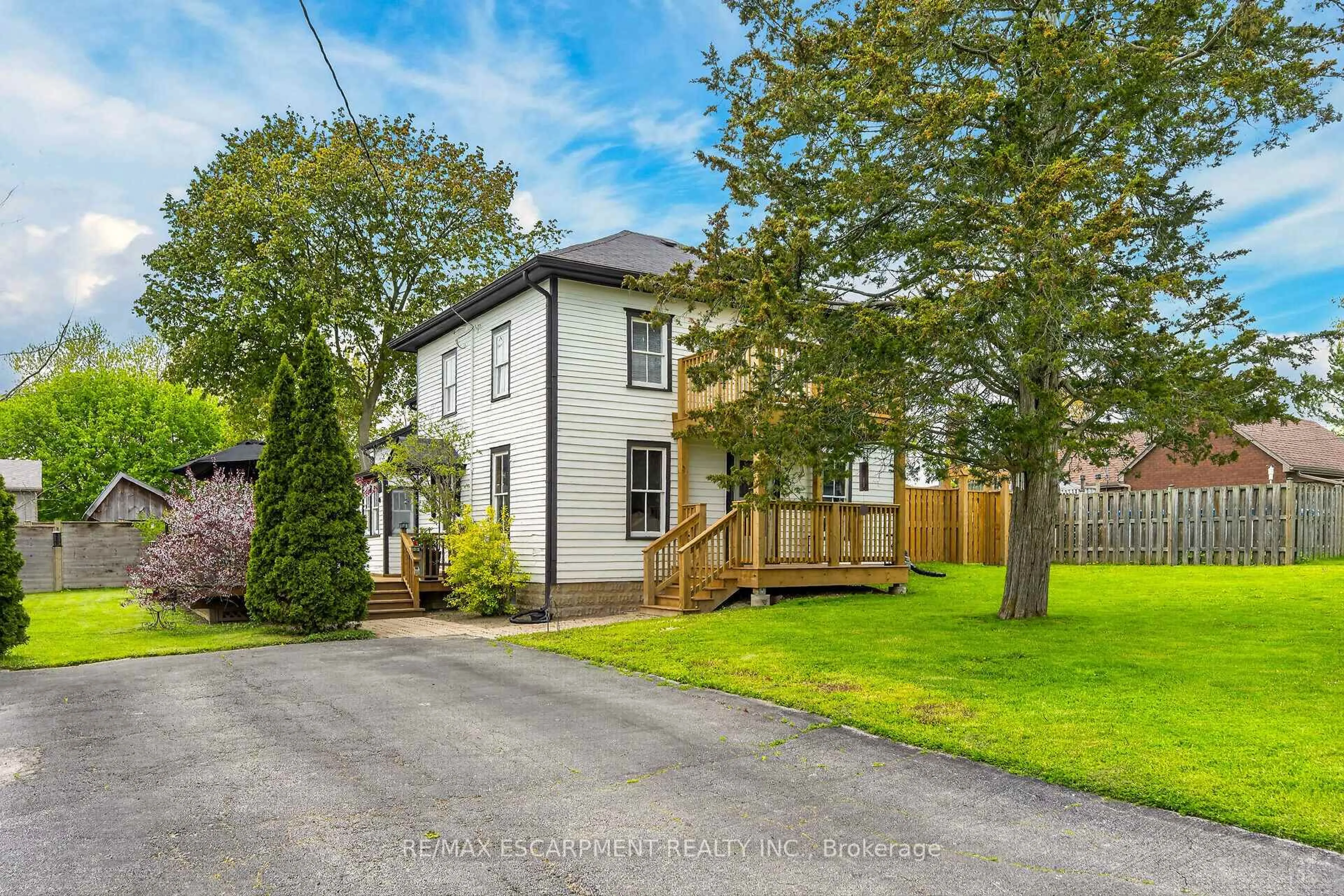 A pic from outside/outdoor area/front of a property/back of a property/a pic from drone, street for 35 OTTAWA St, Haldimand Ontario N0A 1E0