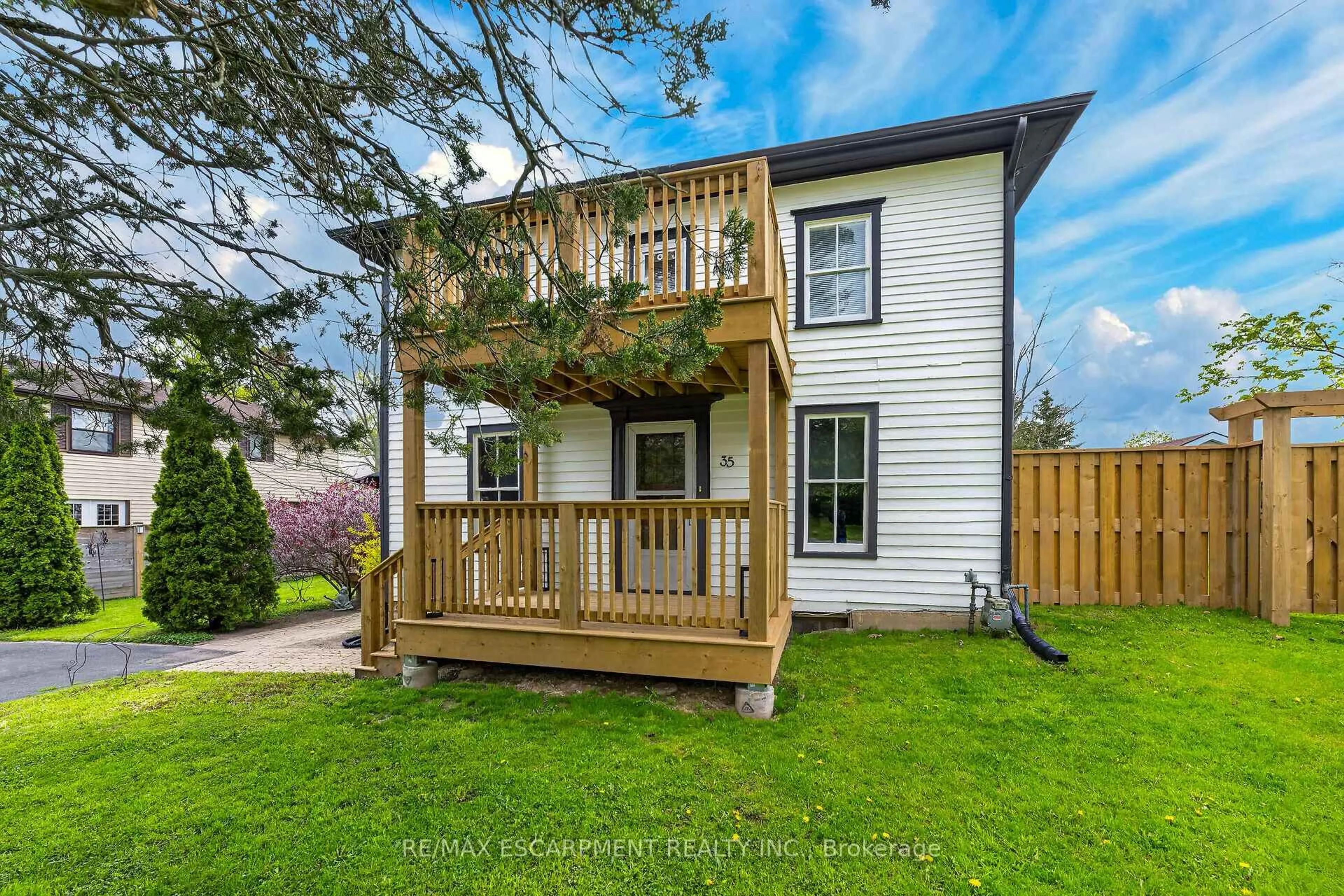 Home with vinyl exterior material, street for 35 OTTAWA St, Haldimand Ontario N0A 1E0