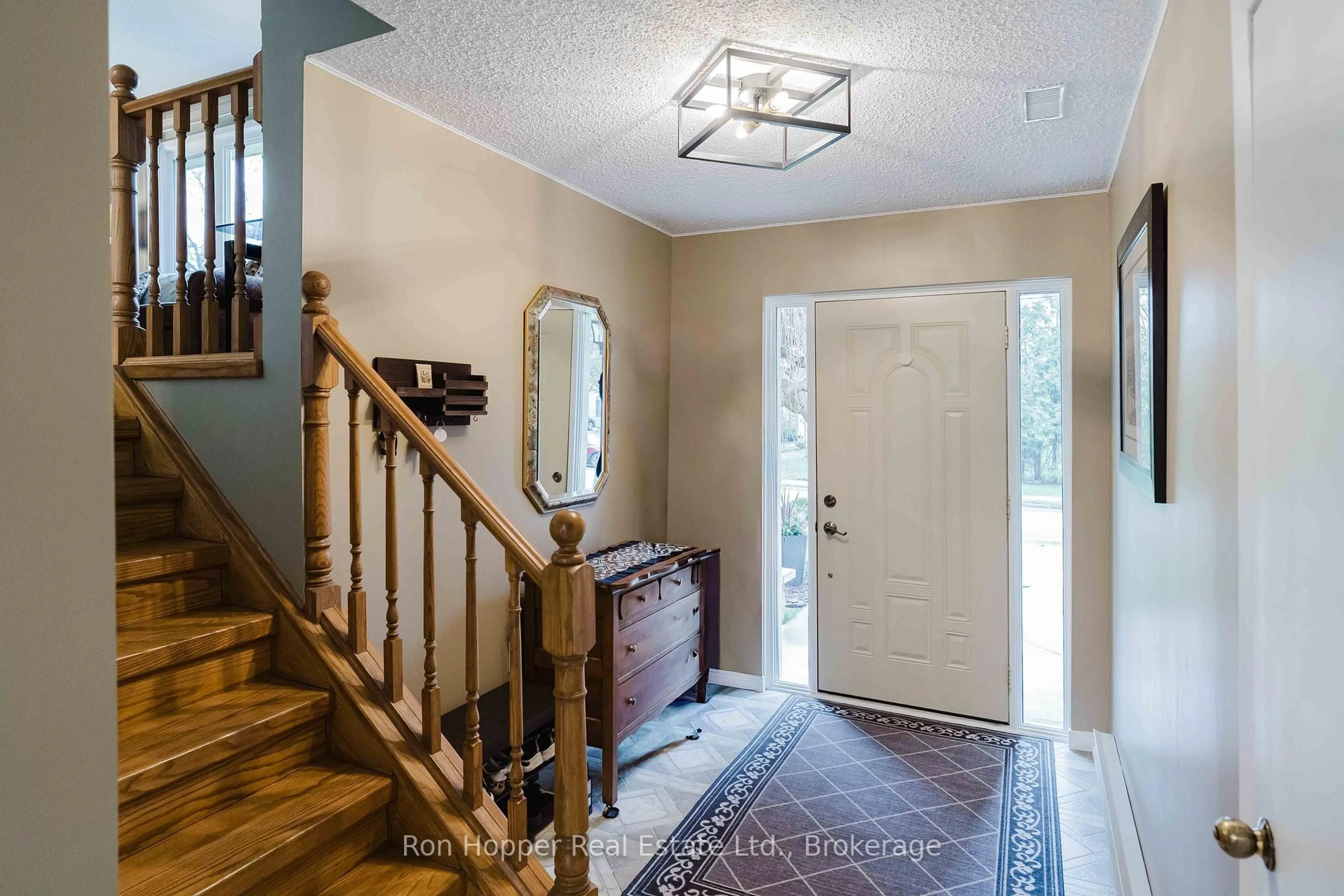 Indoor entryway for 115 7th Ave, Owen Sound Ontario N4K 2W8