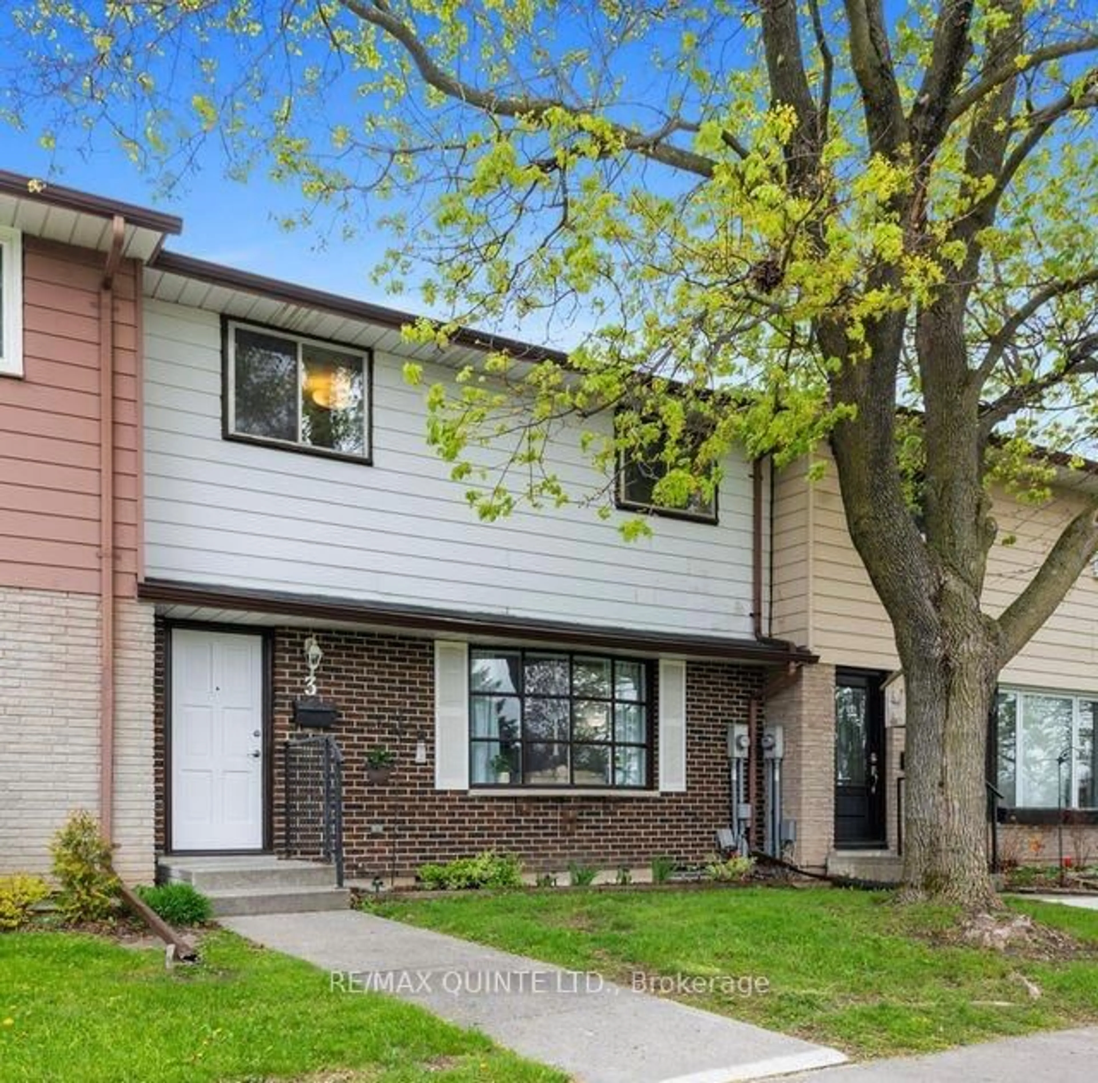 Home with vinyl exterior material, street for 3 SPLINTER Dr, Greater Napanee Ontario K7R 3R6