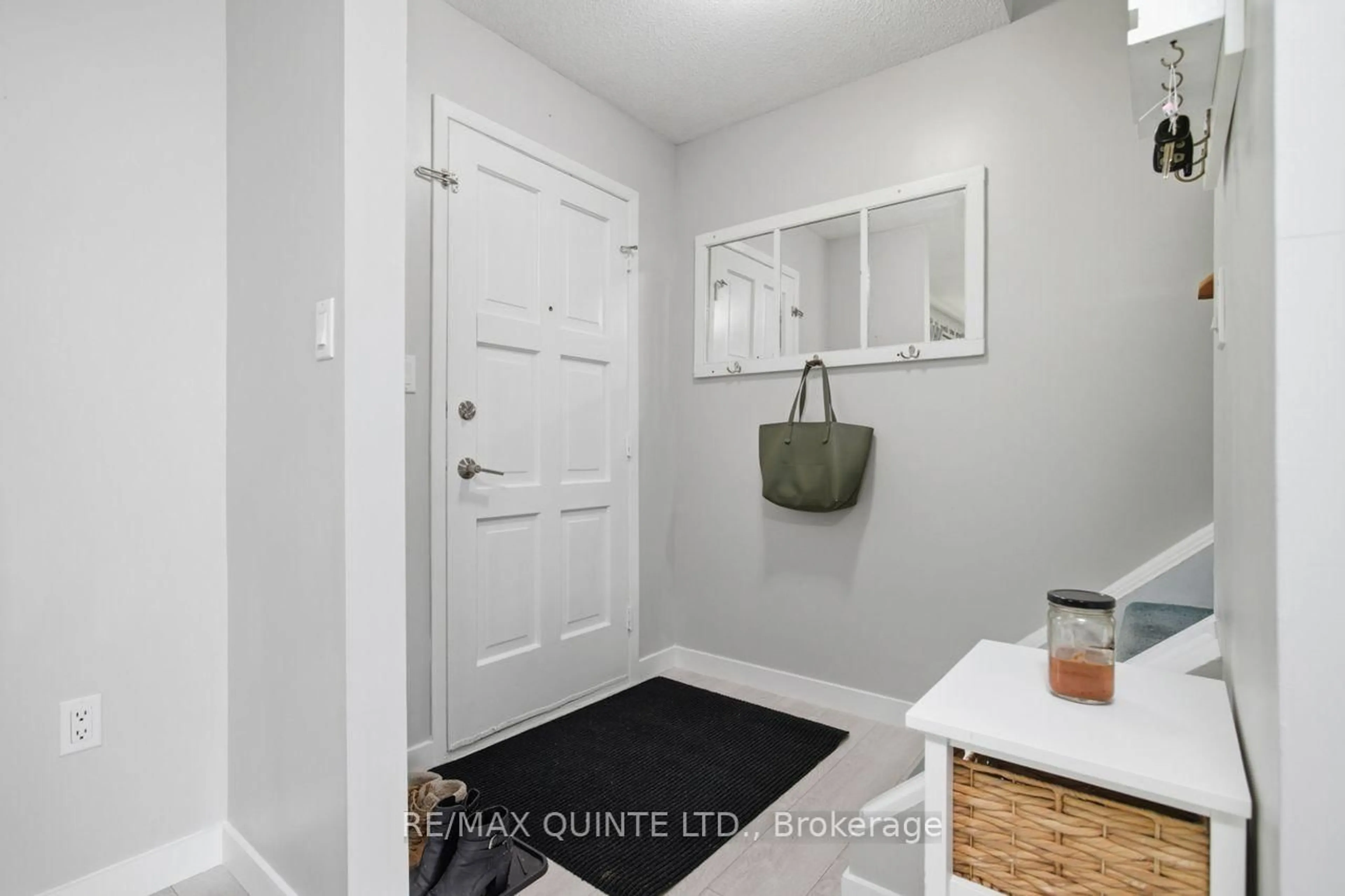 Indoor entryway for 3 SPLINTER Dr, Greater Napanee Ontario K7R 3R6