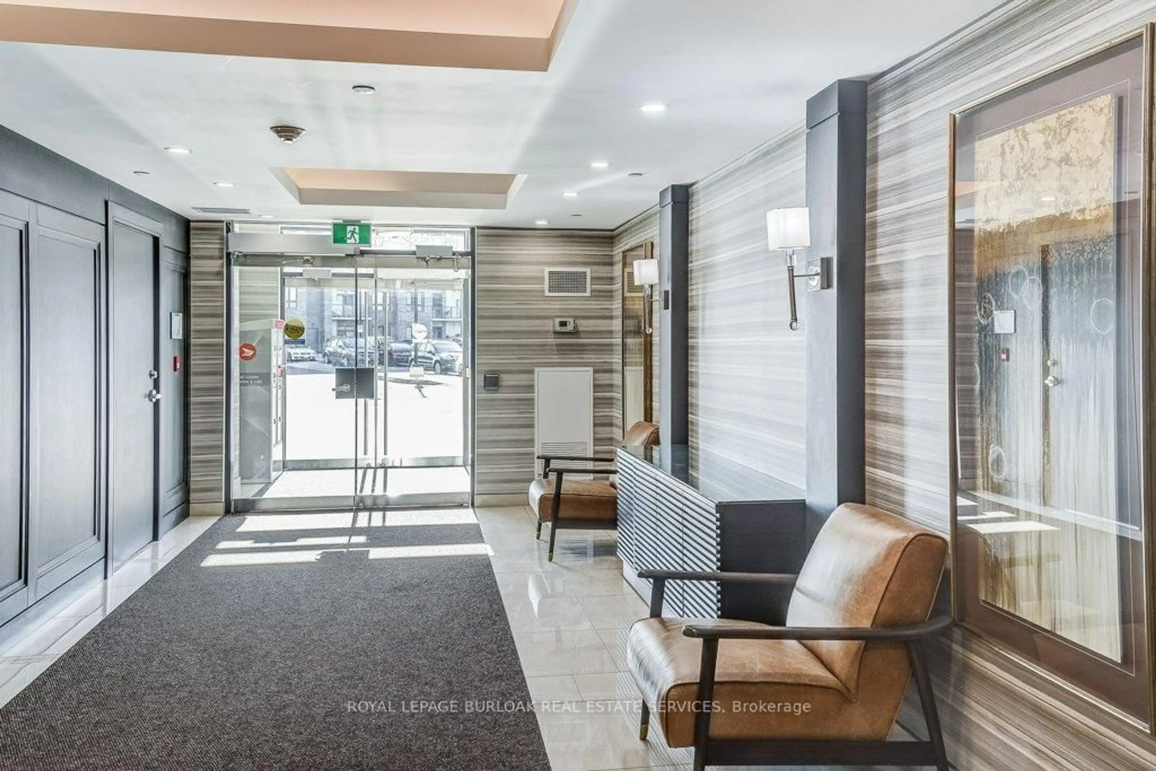 Indoor foyer for 125 Shoreview Pl #627, Hamilton Ontario L8E 0K3