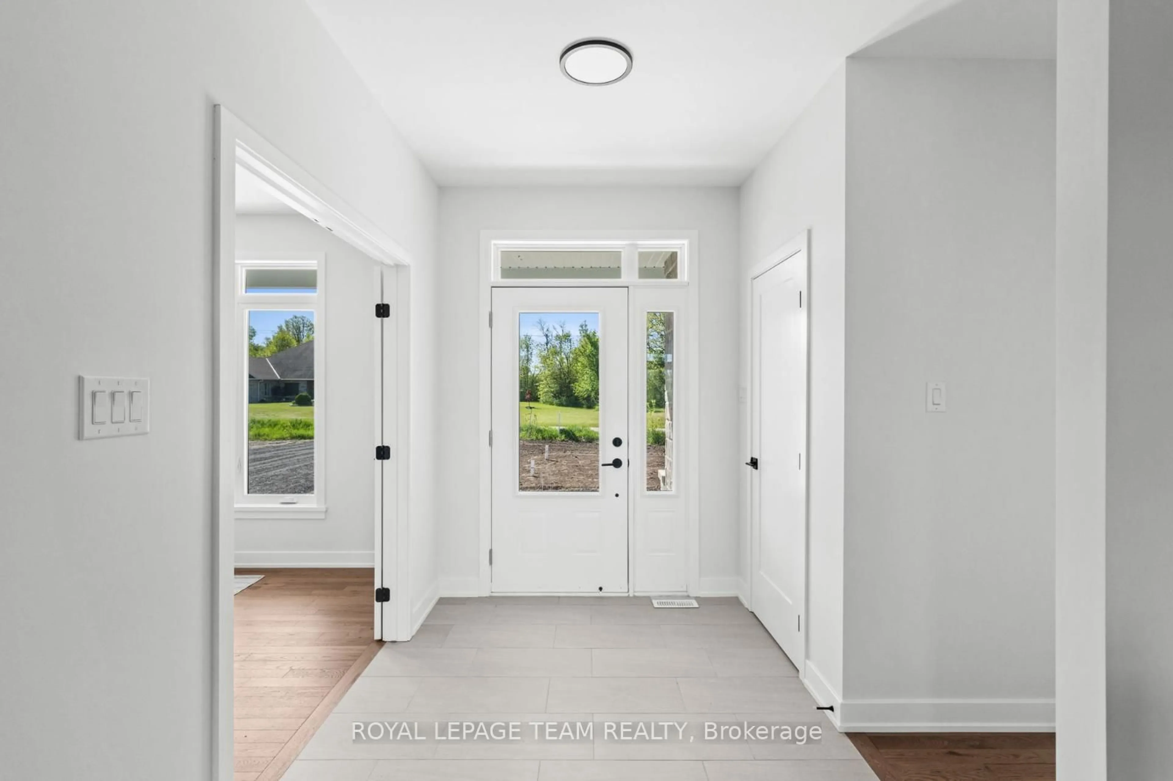 Indoor entryway for 99 Hogan Dr, McNab/Braeside Ontario K7S 0L1