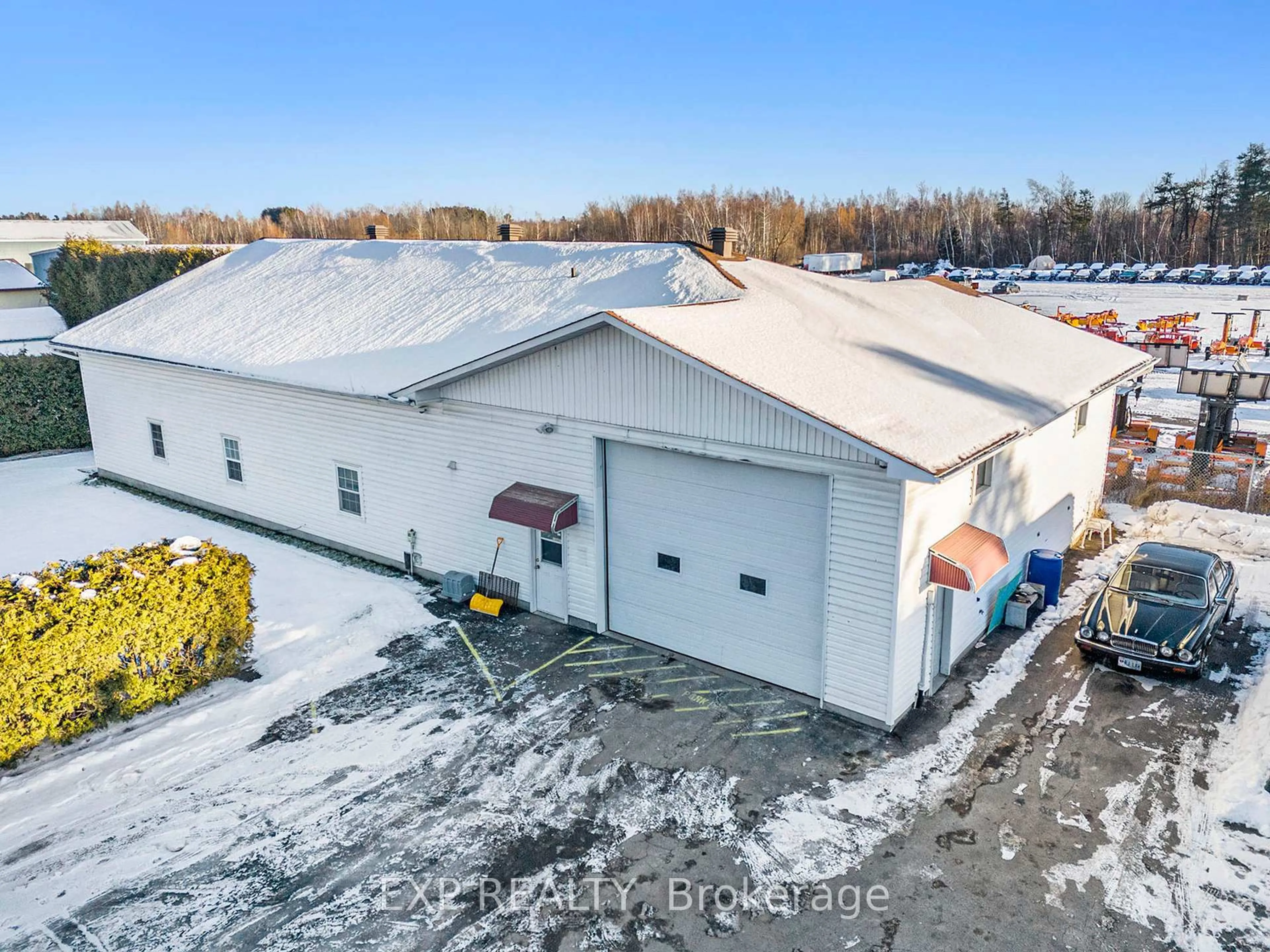A pic from outside/outdoor area/front of a property/back of a property/a pic from drone, building for 3836 Leitrim Rd, Ottawa Ontario K1G 3N4