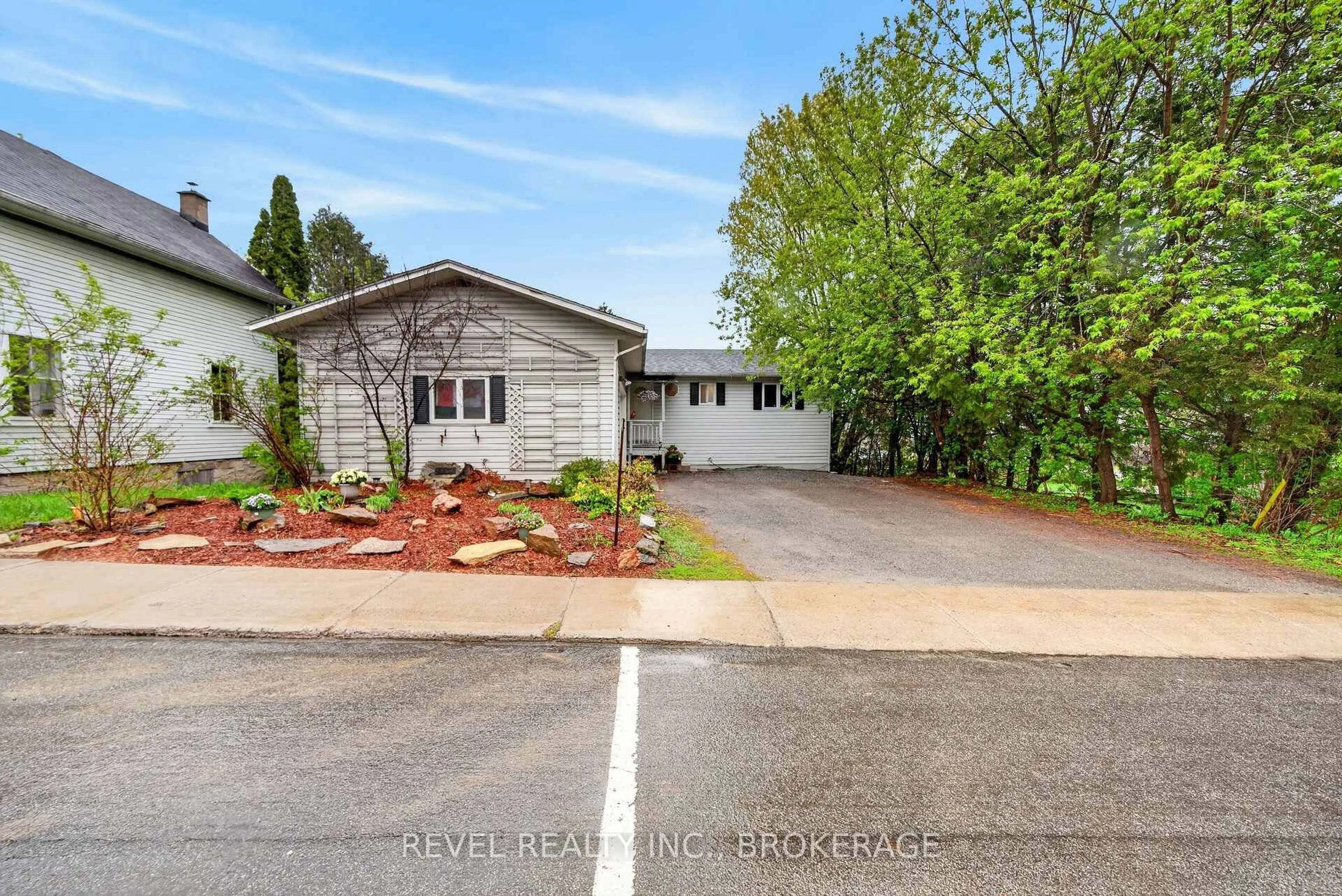 Unknown for 4331 Mill St, Sydenham Ontario K0H 2T0