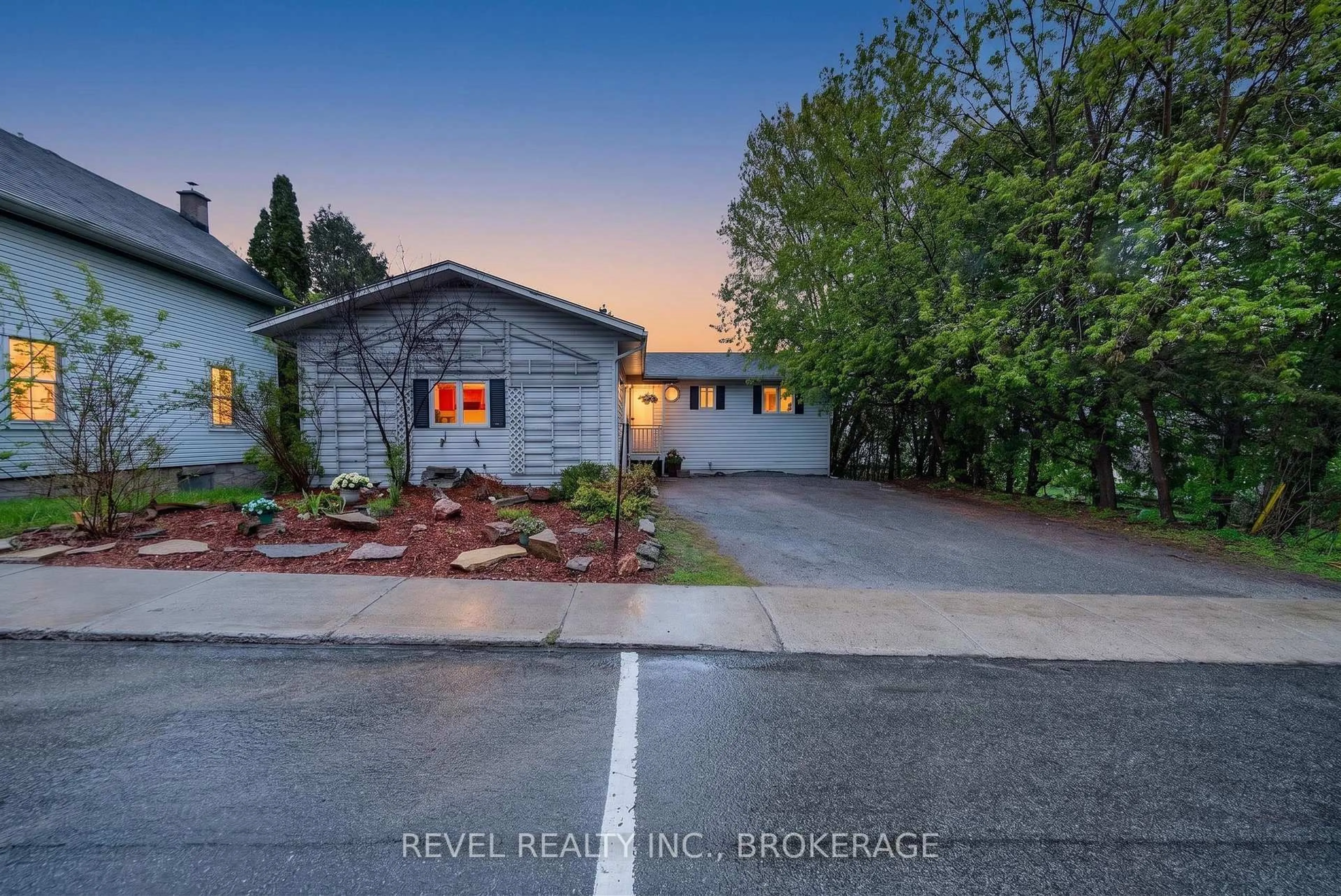 A pic from outside/outdoor area/front of a property/back of a property/a pic from drone, street for 4331 Mill St, Sydenham Ontario K0H 2T0