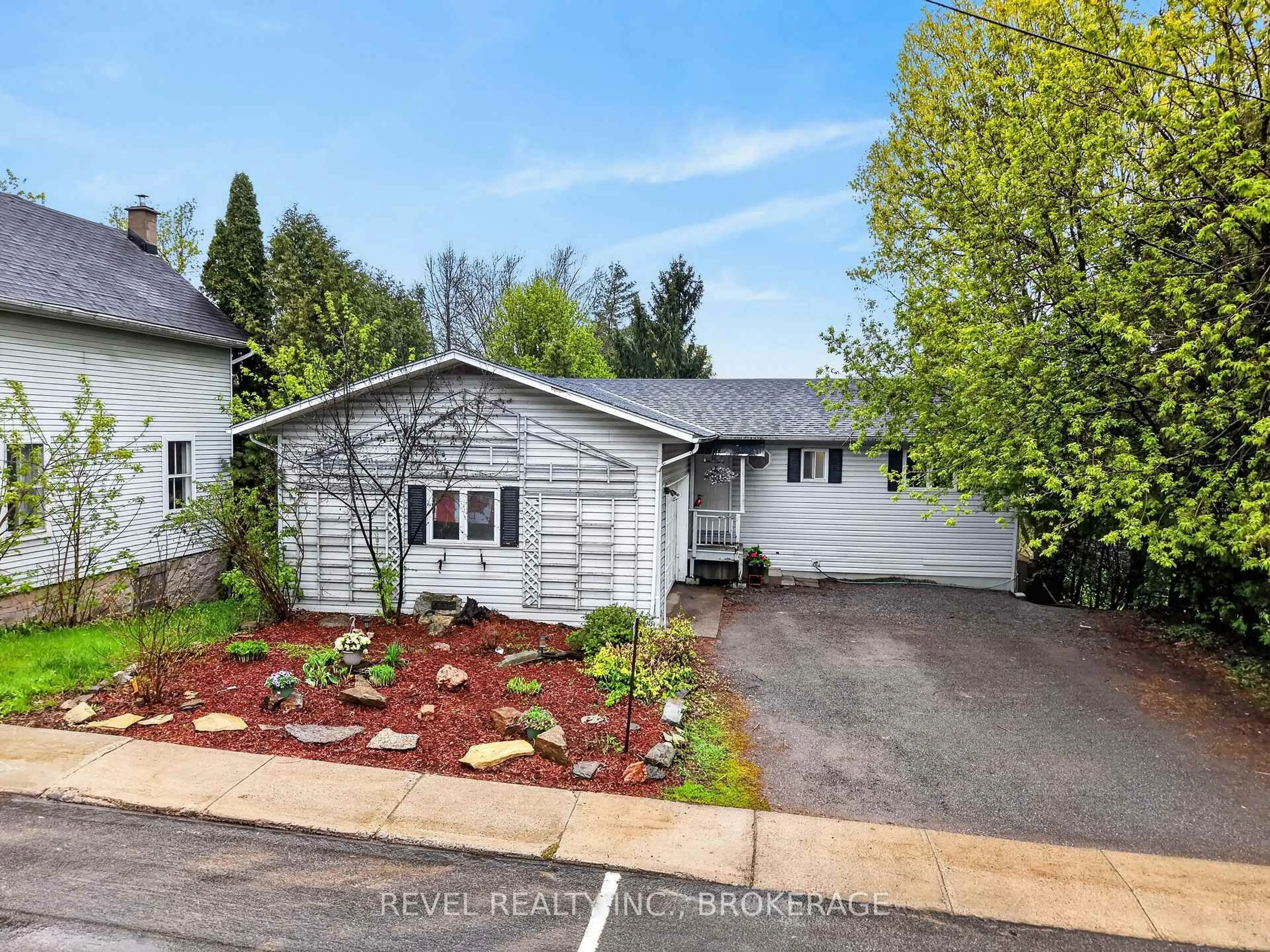 A pic from outside/outdoor area/front of a property/back of a property/a pic from drone, street for 4331 Mill St, Sydenham Ontario K0H 2T0