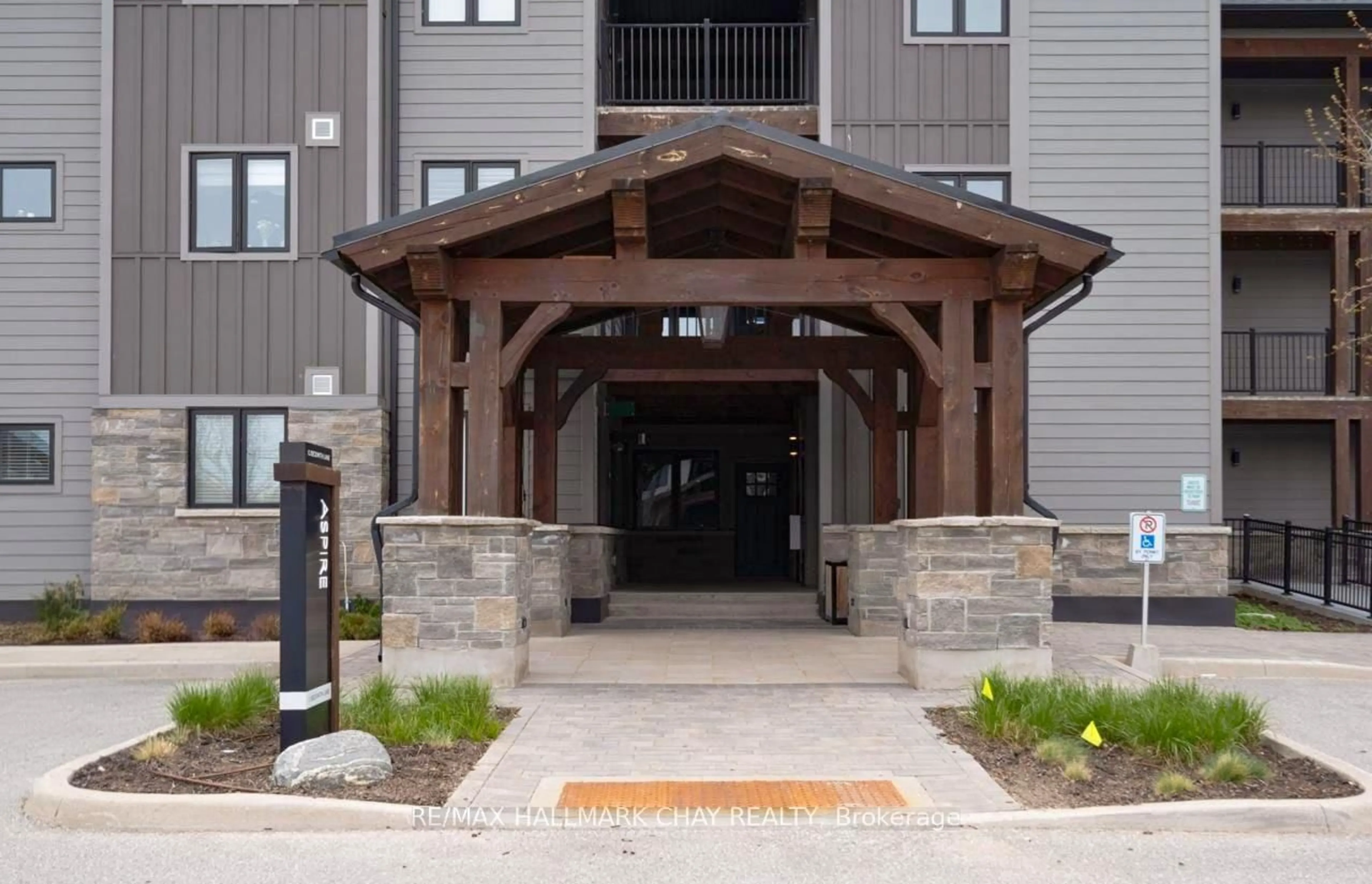 Indoor foyer for 12 Beckwith Lane #303, Blue Mountains Ontario L9Y 0A4