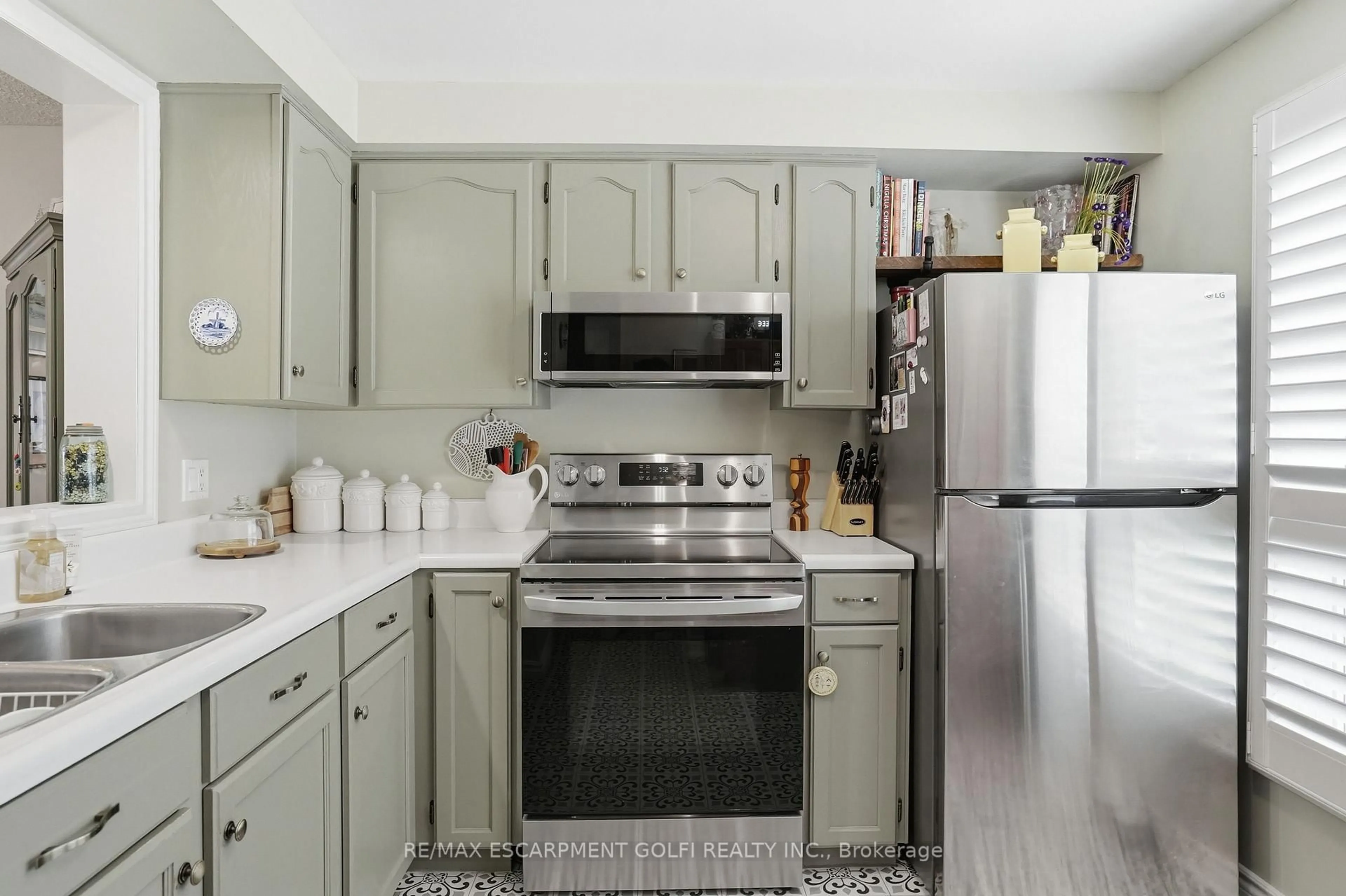 Open concept kitchen, ceramic/tile floor for 6767 Thoroldsstone Rd #97, Niagara Falls Ontario L2J 3W9