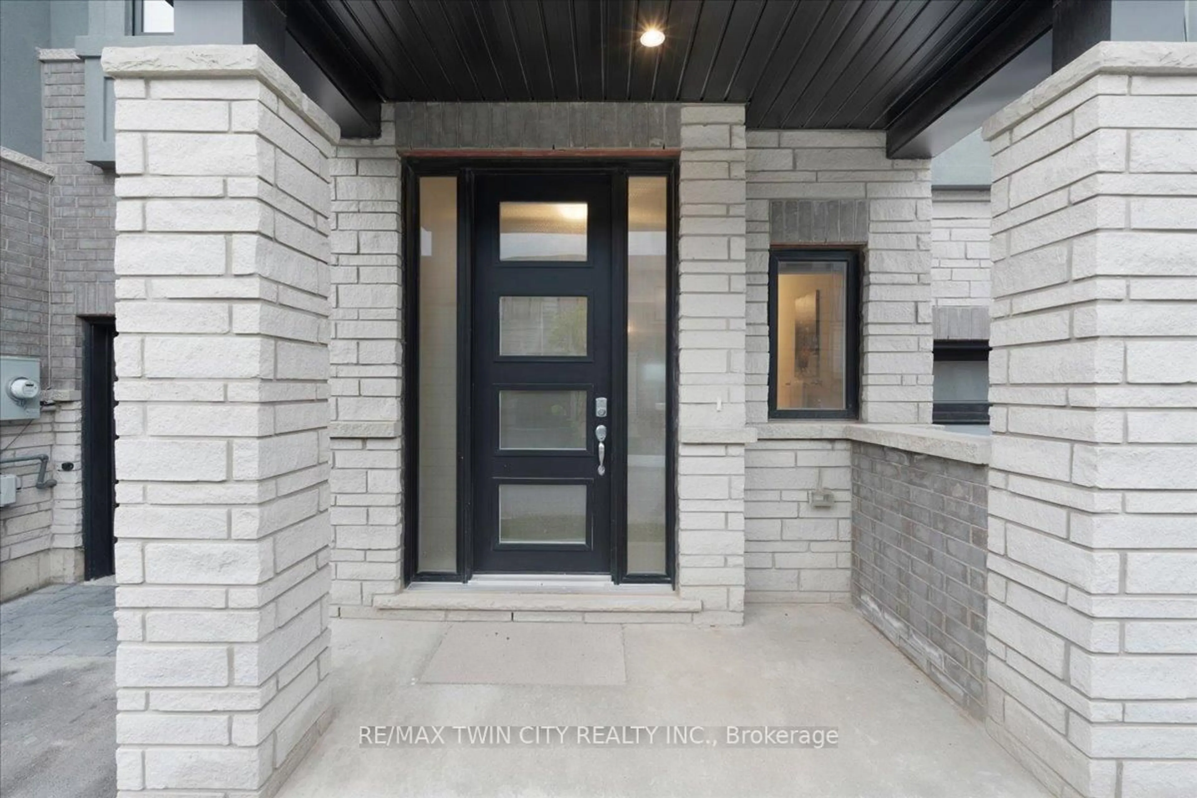 Indoor entryway for 155 Equestrian Way #43, Cambridge Ontario N3E 0E8