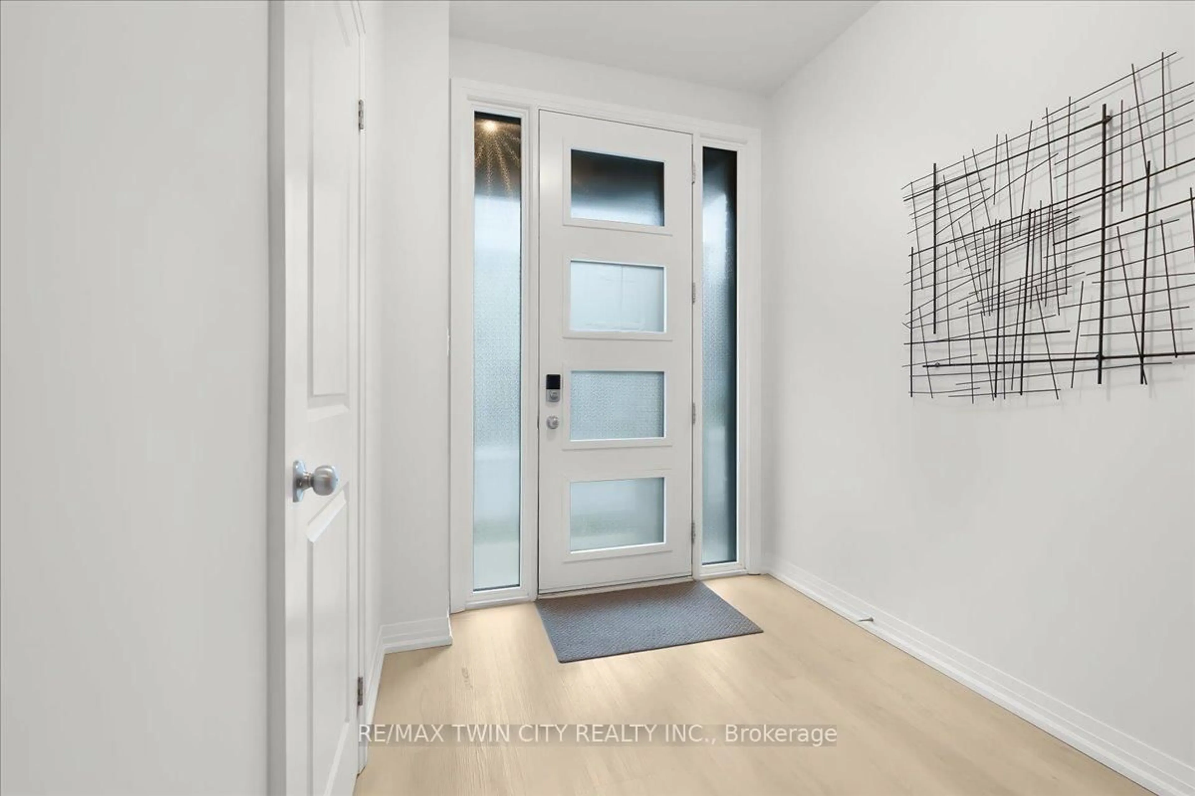 Indoor entryway for 155 Equestrian Way #43, Cambridge Ontario N3E 0E8