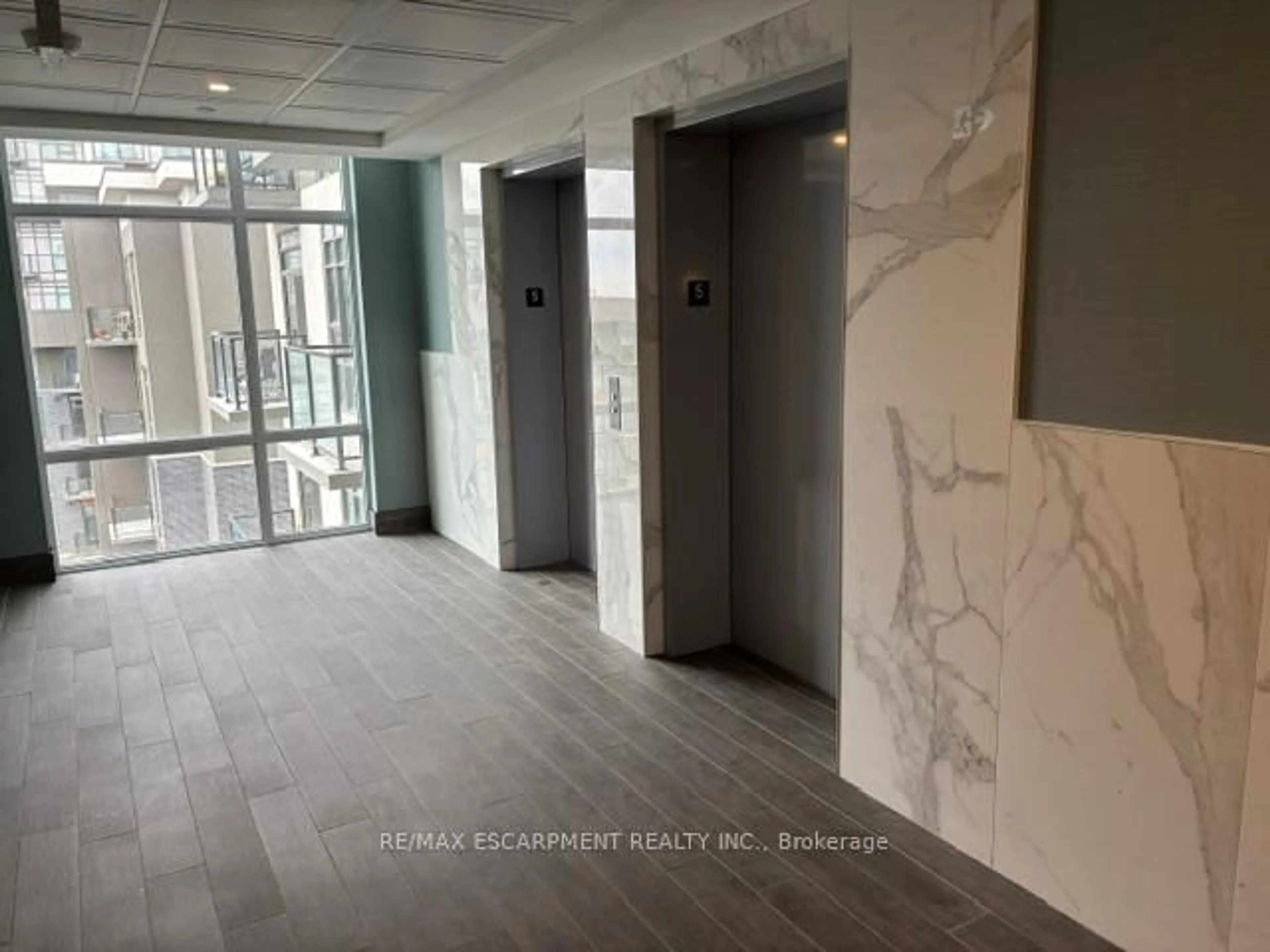 Indoor foyer for 10 Mallard Tr #527, Hamilton Ontario L8B 2A7