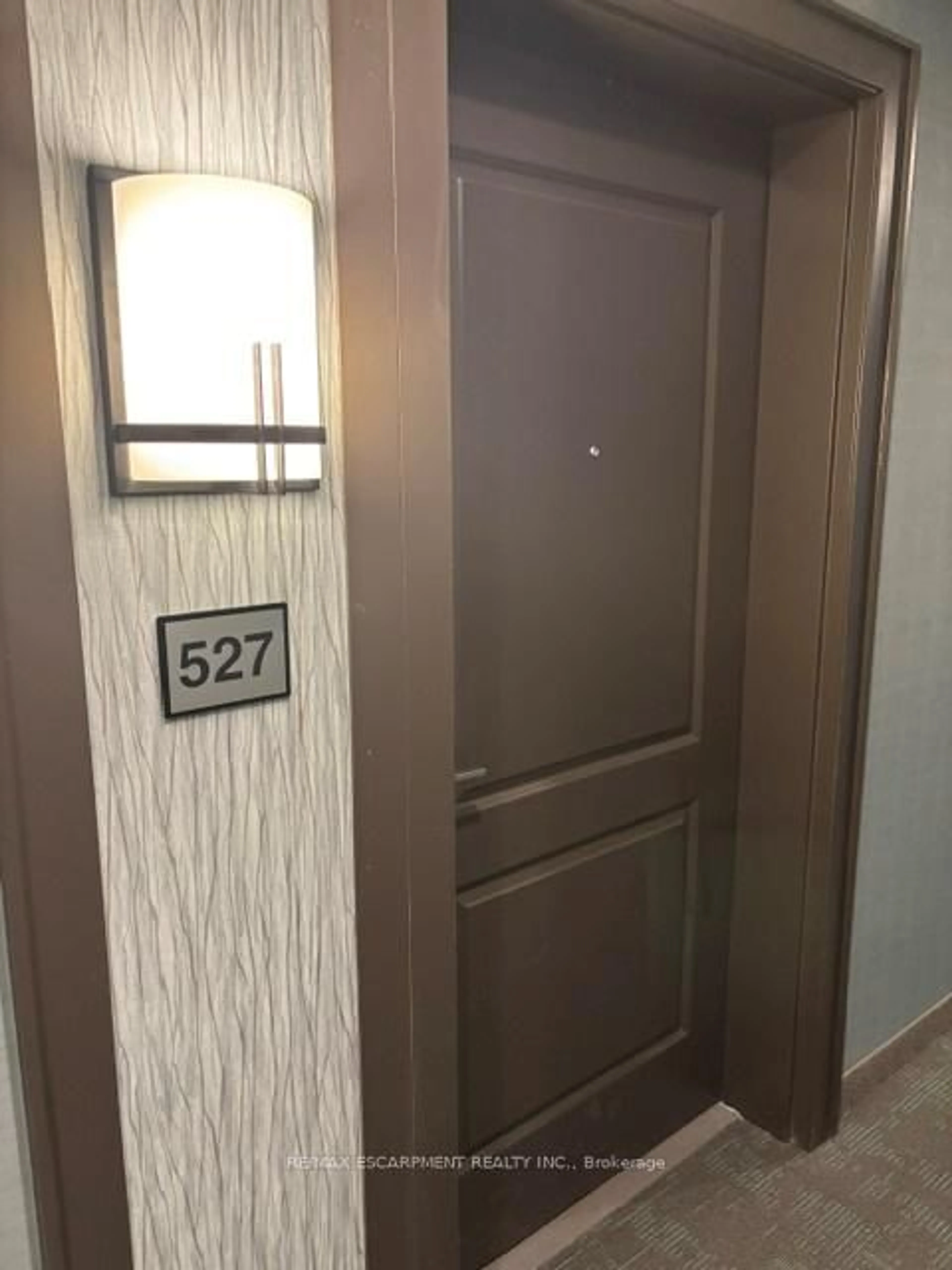 Indoor foyer for 10 Mallard Tr #527, Hamilton Ontario L8B 2A7