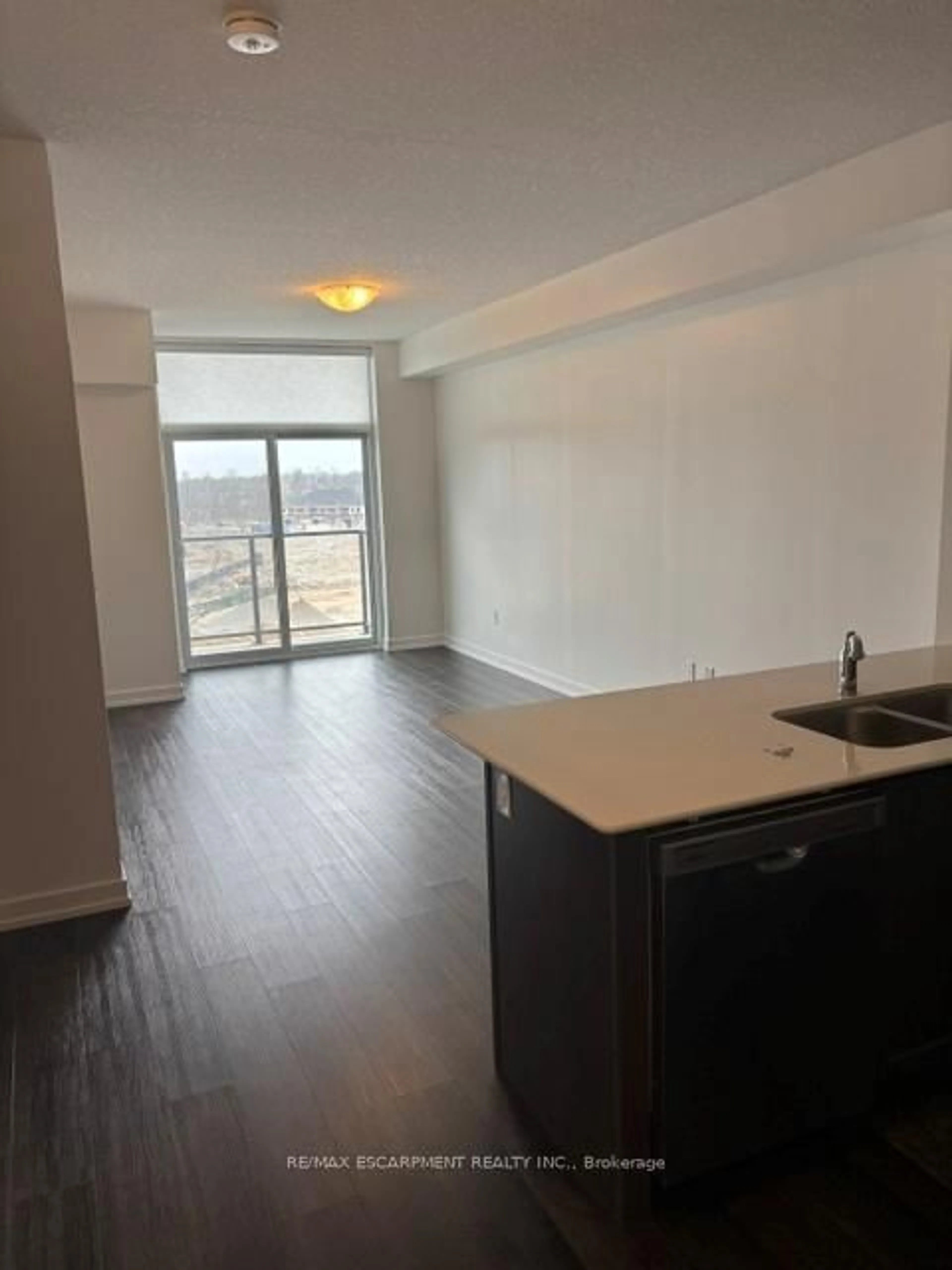 A pic of a room for 10 Mallard Tr #527, Hamilton Ontario L8B 2A7