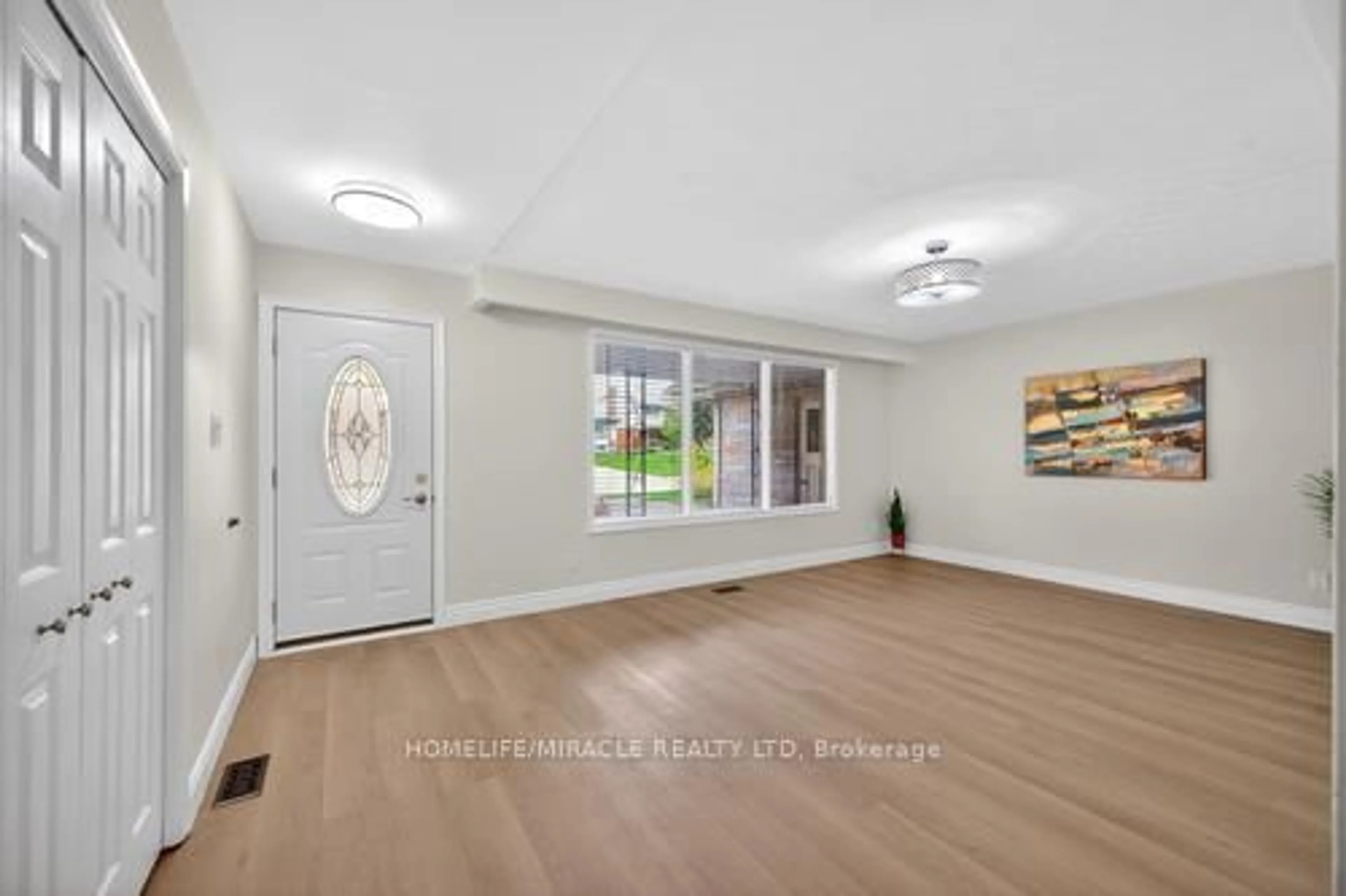 Indoor entryway for 217 Pinegrove Cres, Waterloo Ontario N2L 4V2
