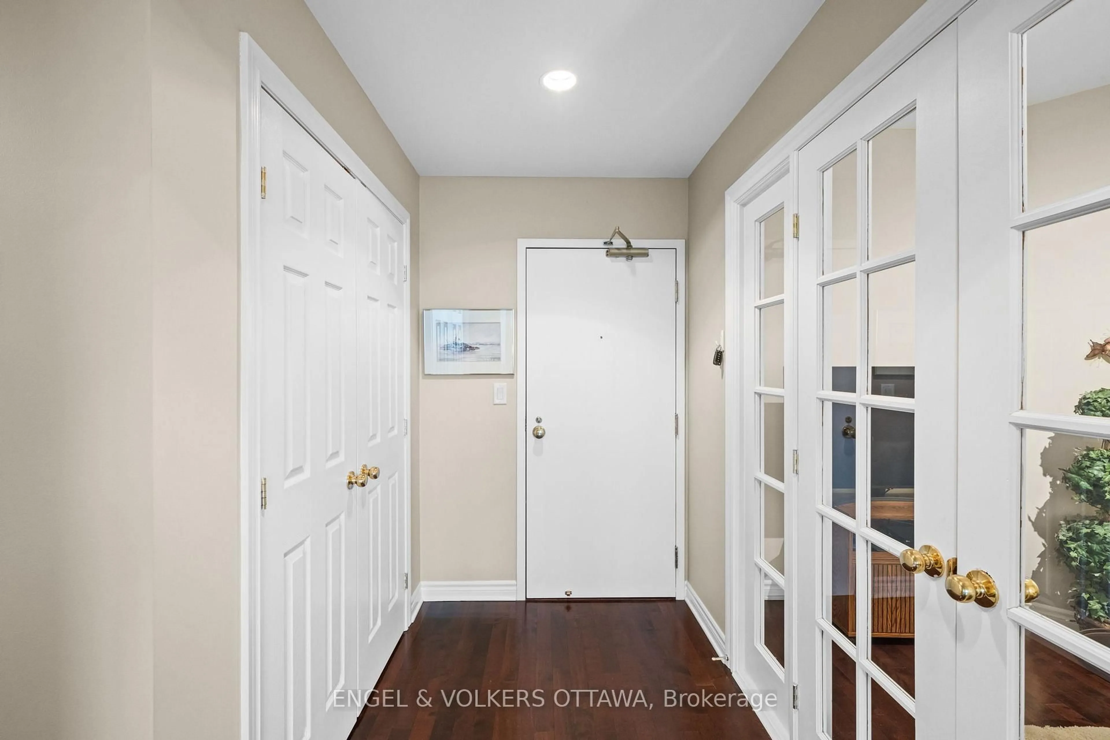 Indoor entryway for 136 Darlington Private #1008, Ottawa Ontario K1V 0X6
