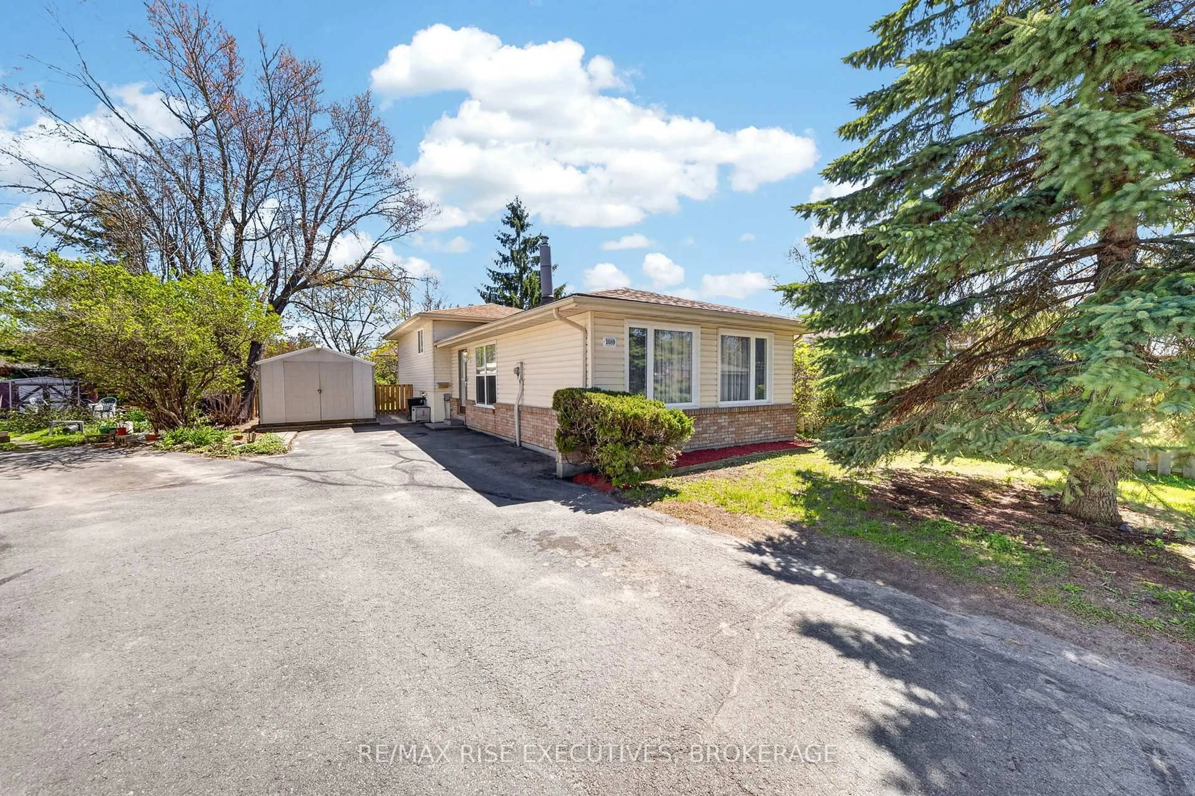 A pic from outside/outdoor area/front of a property/back of a property/a pic from drone, street for 1089 Pinewood Pl, Kingston Ontario K7P 1K9