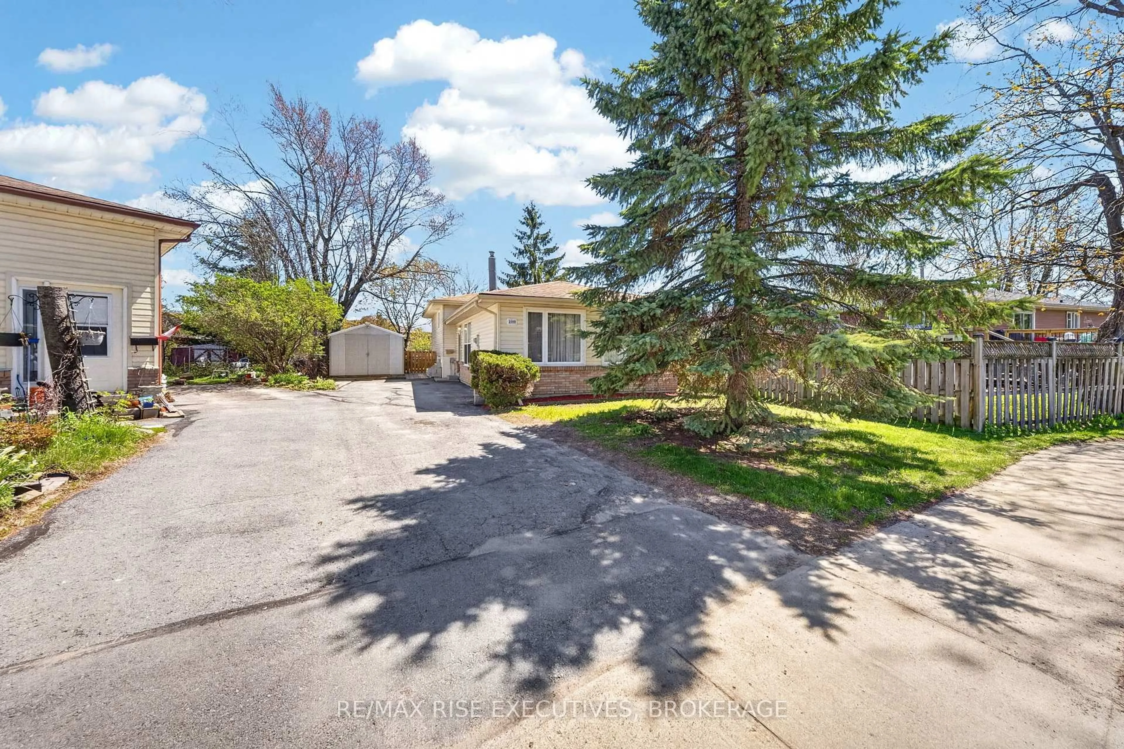 A pic from outside/outdoor area/front of a property/back of a property/a pic from drone, street for 1089 Pinewood Pl, Kingston Ontario K7P 1K9